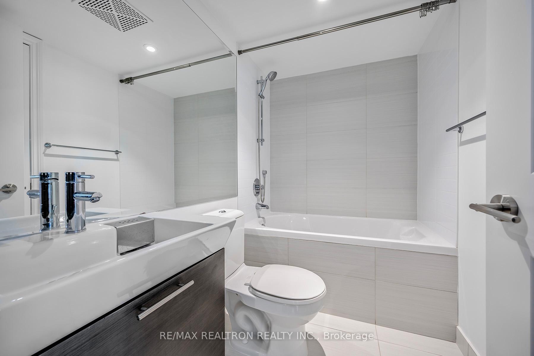 2 Bedrooms Condo at 386 Yonge,  Toronto For sale