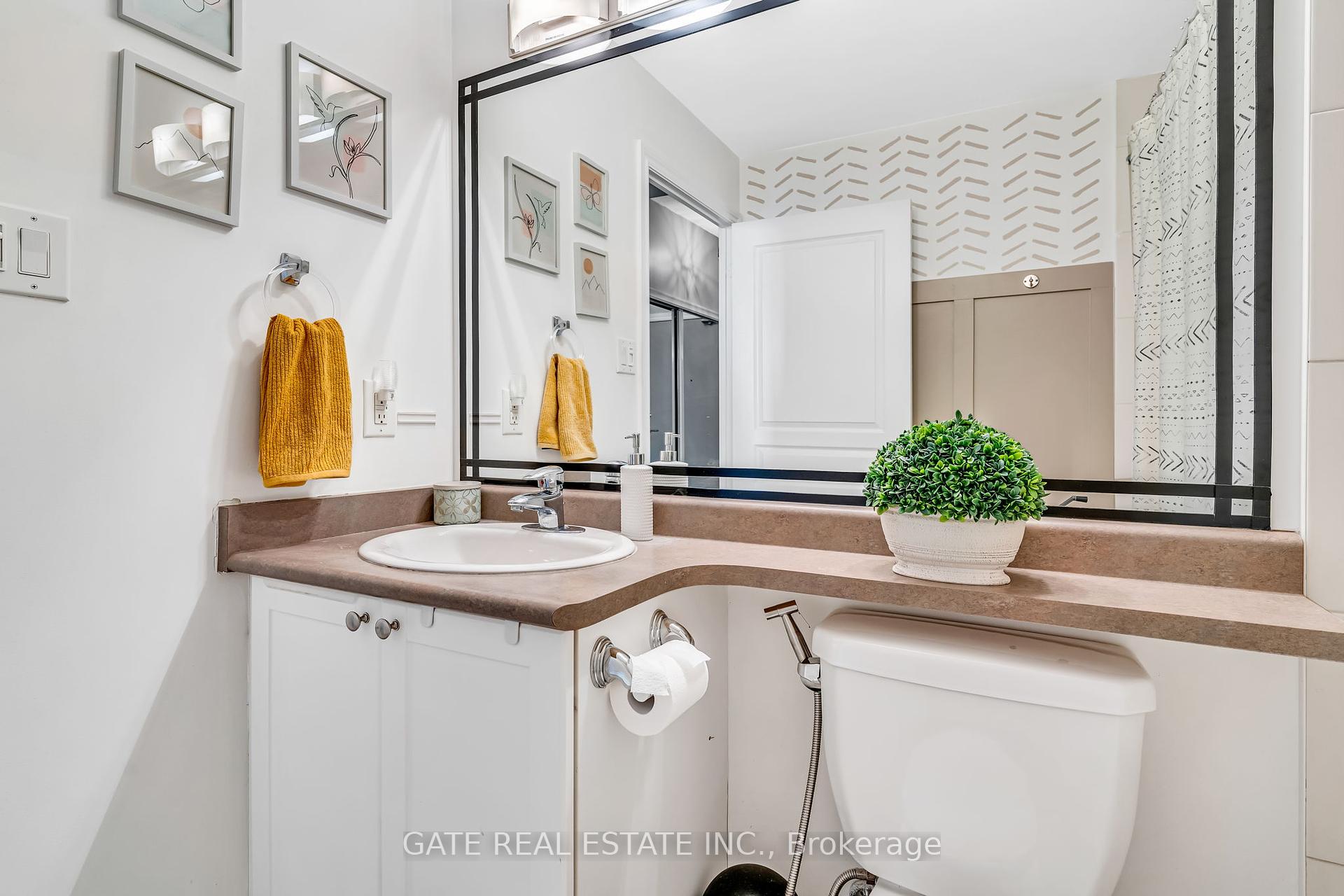 2 Bedrooms Condo at 3525 Kariya, Mississauga For sale