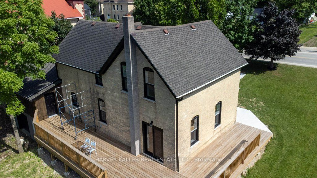 16 Hillcrest Street W