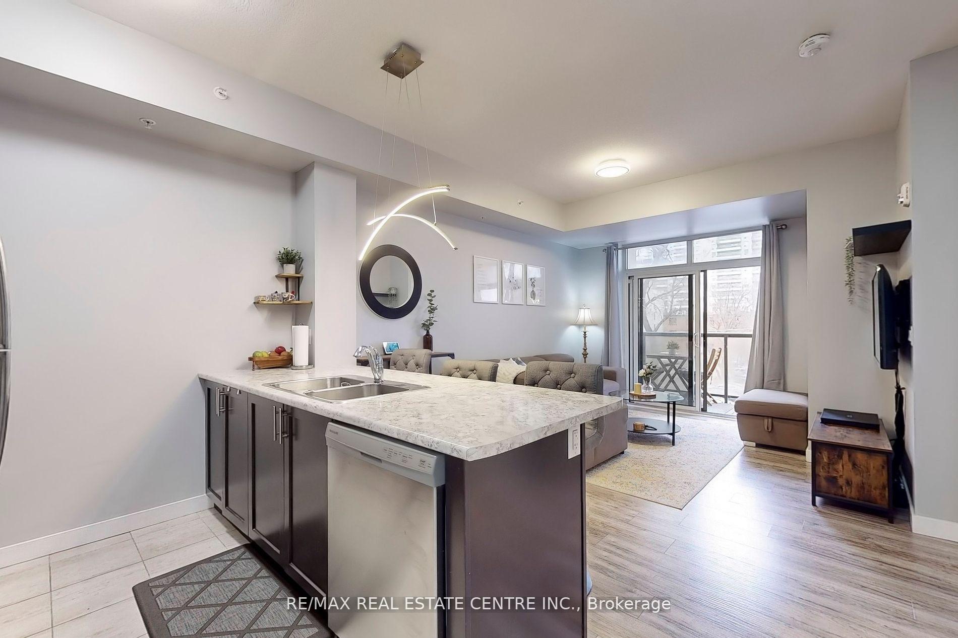 2 Bedrooms Condo at 81 Robinson,  Hamilton For sale