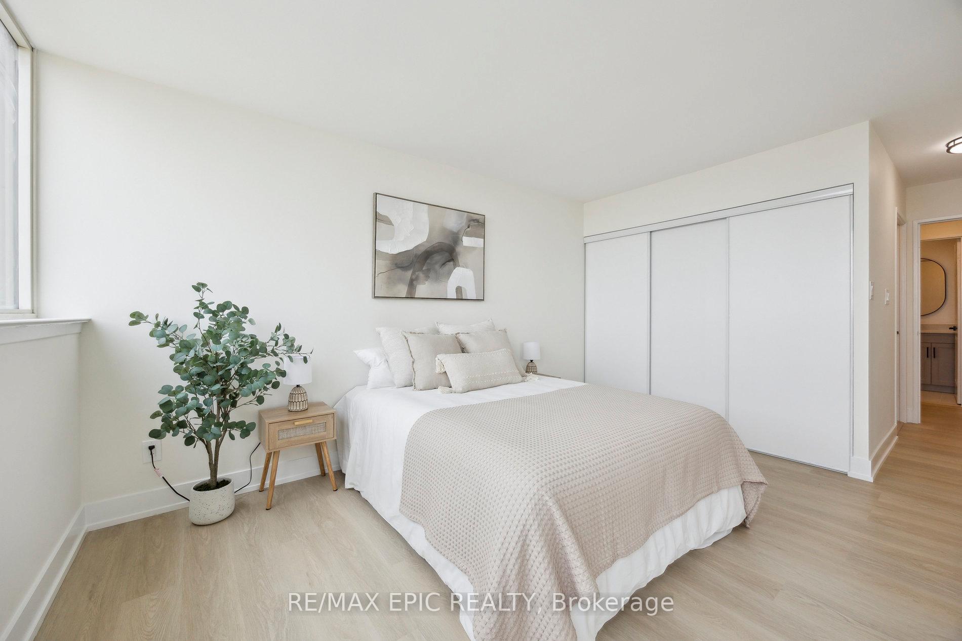 3 Bedrooms Condo at 30 Thunder, Toronto For sale