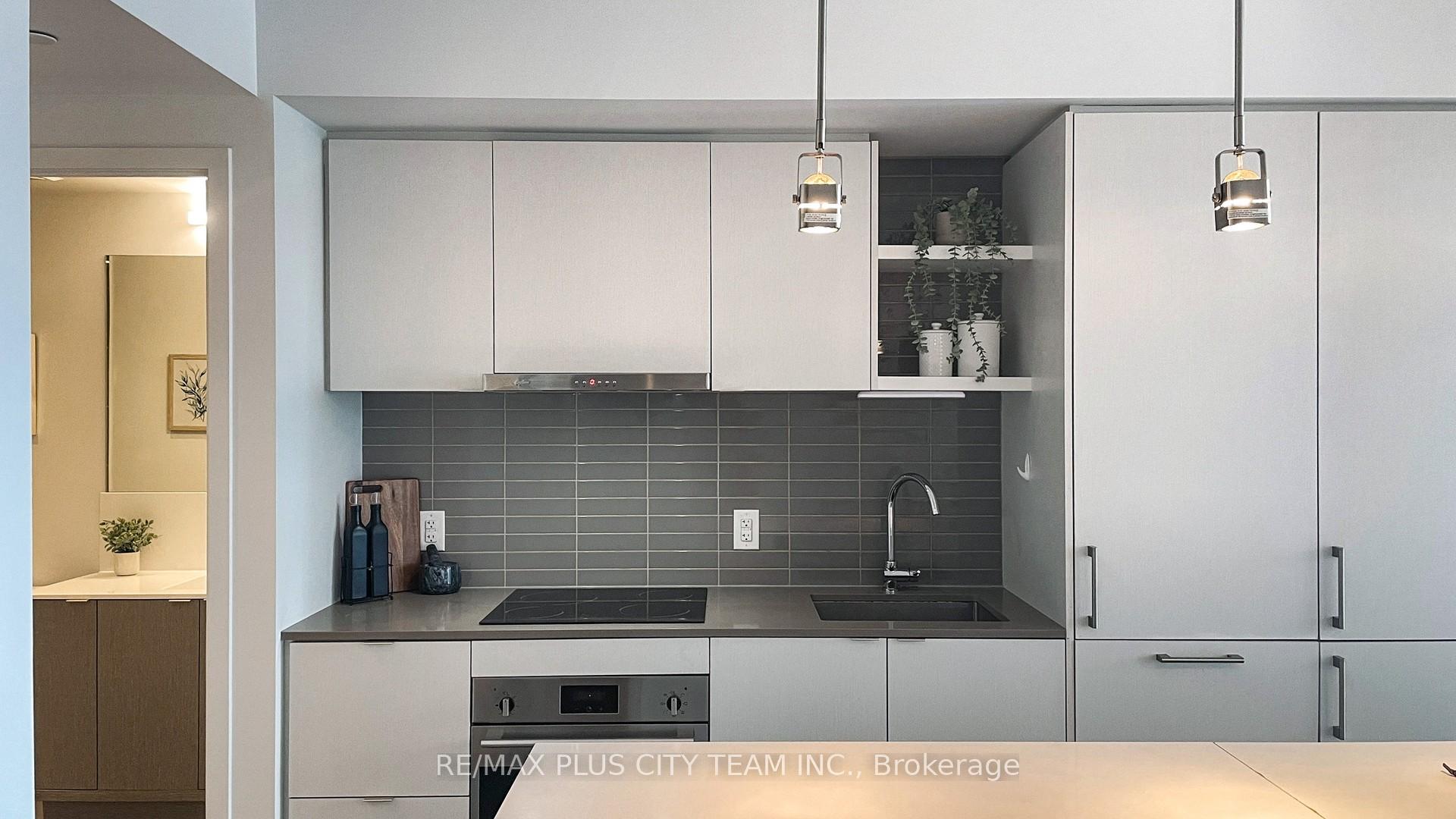 2 Bedrooms Condo at 100 Harbour, Toronto For sale