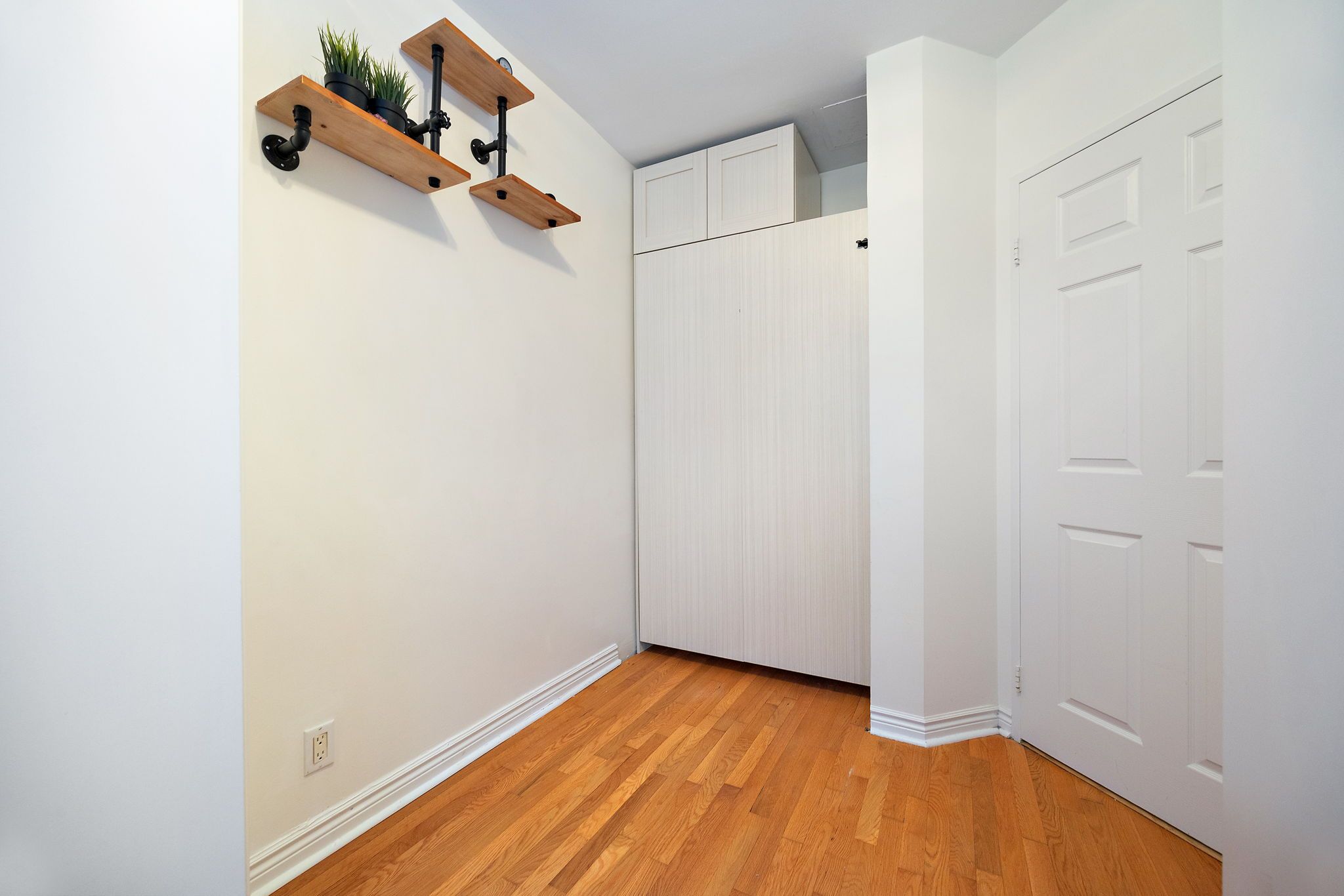 135 Maitland Street W 205