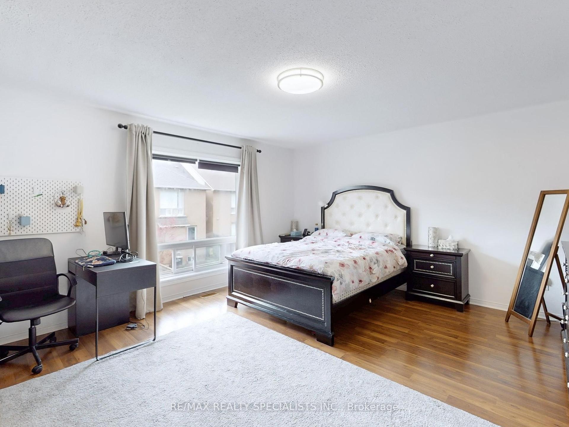 3 Bedrooms Condo at 5223 Fairford,  Mississauga For sale