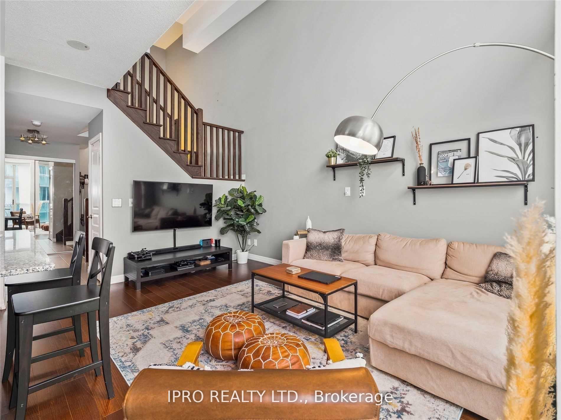 2 Bedrooms Condo at 223 Webb, Mississauga For sale