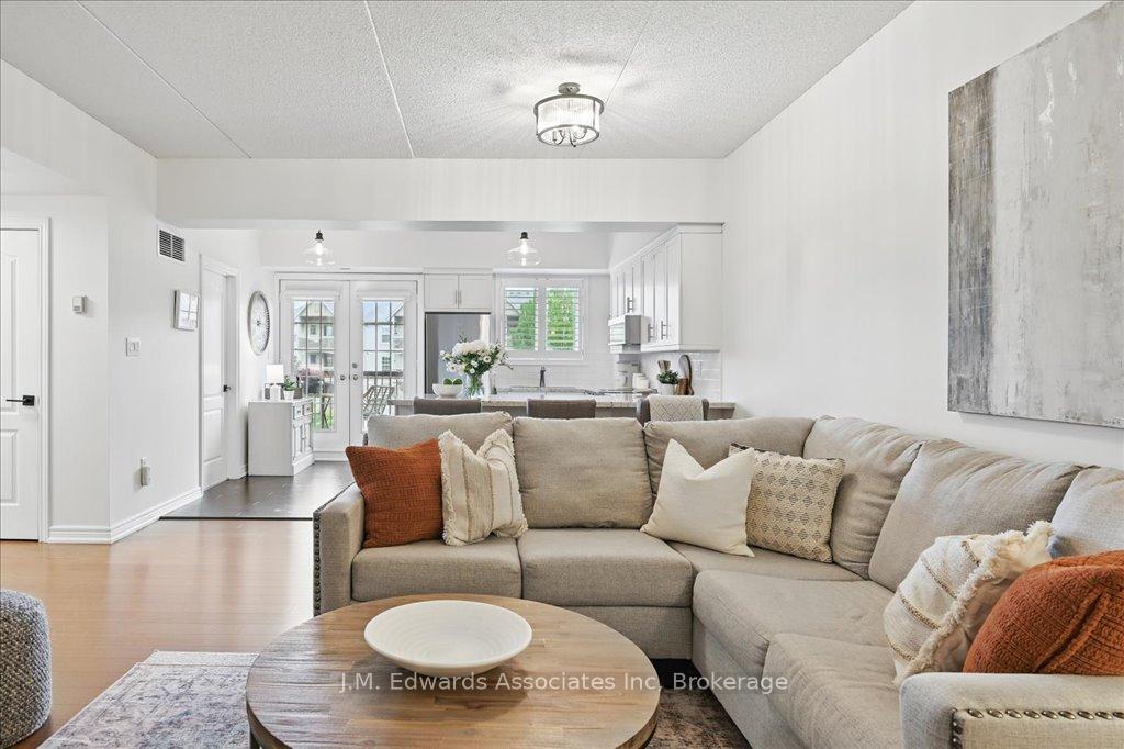 2 Bedrooms Condo at 4006 Kilmer, Burlington For sale