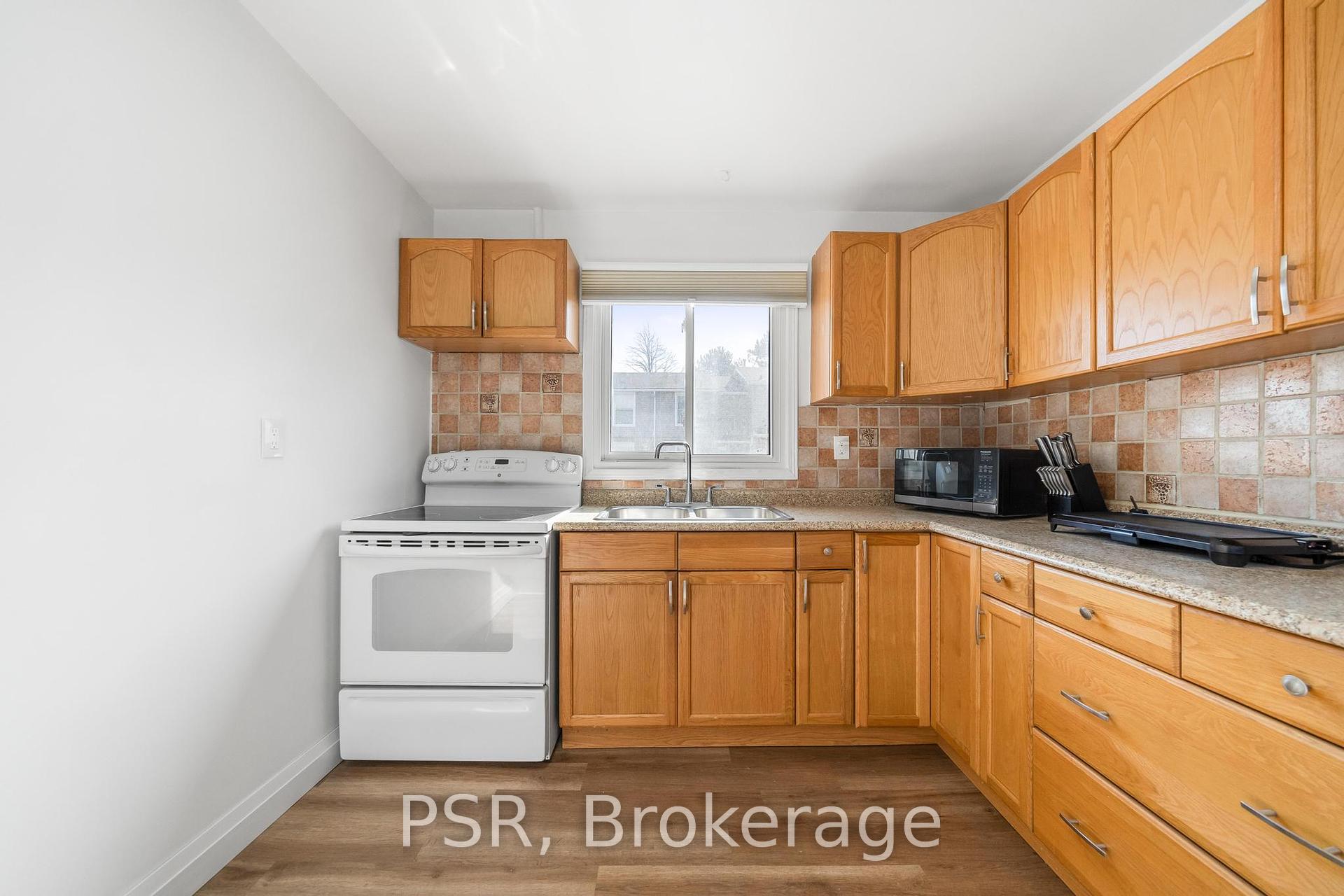 3 Bedrooms Condo at 10 Angus, Hamilton For sale
