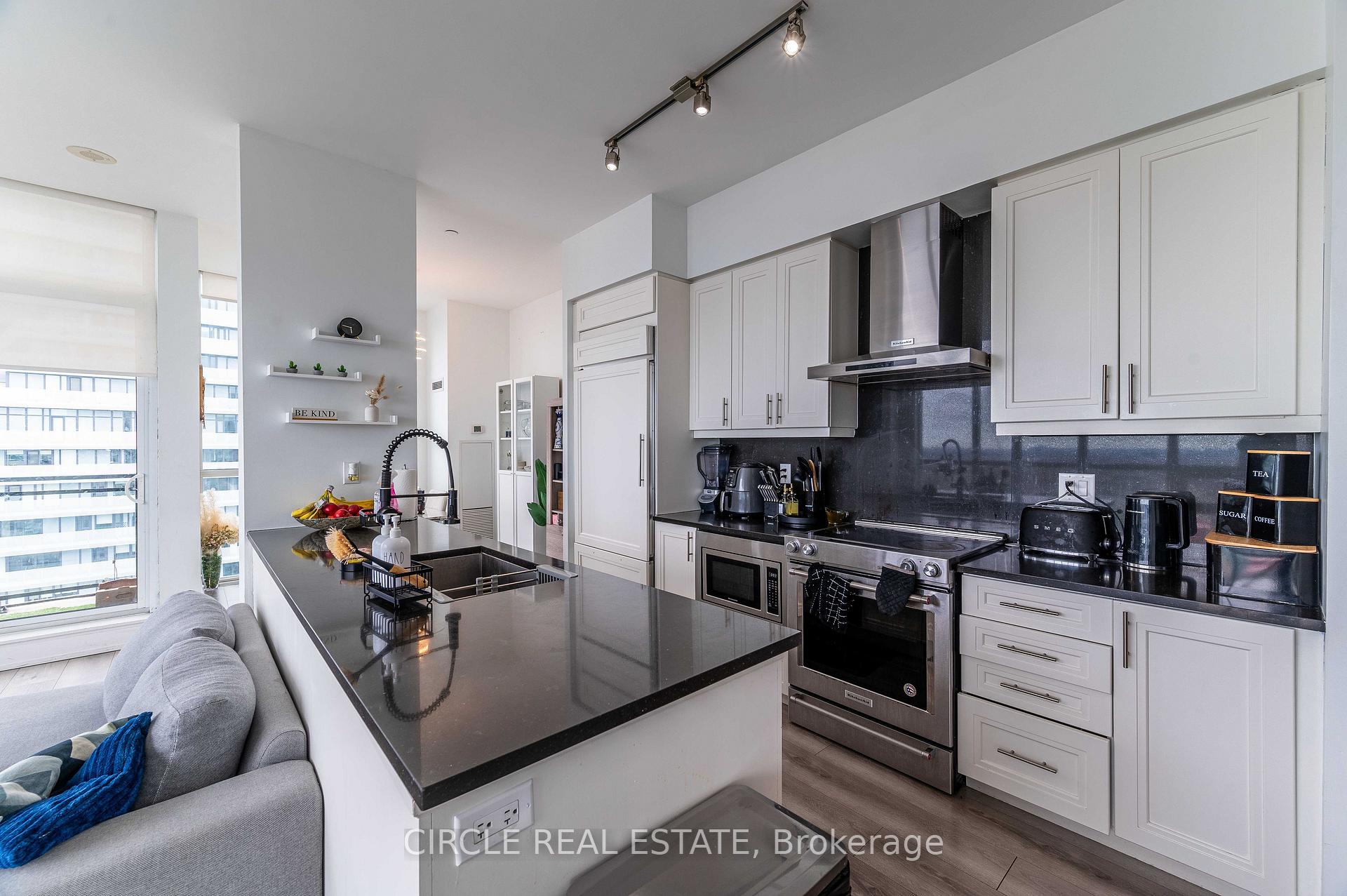 4 Bedrooms Condo at 4011 Brickstone Mews, Mississauga For sale