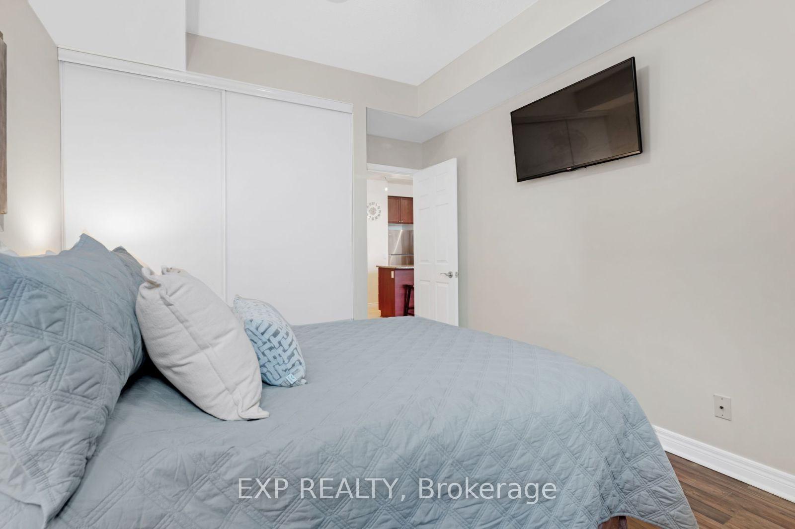 2 Bedrooms Condo at 339 Rathburn, Mississauga For sale