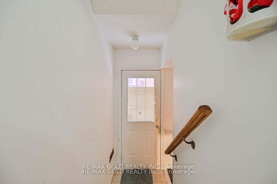 https://trreb-image.ampre.ca/SRDQ4xlOiKIXSLZhdh3lppAHVDisylITKhihGkI52UY/rs:fit:960:960/wm:.5:so:0:50:.4/wmsh:10/wmt:PHNwYW4gZm9yZWdyb3VuZD0nd2hpdGUnIGZvbnQ9JzY4Jz5SRS9NQVggR09MRCBSRUFMVFkgSU5DLiwgQnJva2VyYWdlPC9zcGFuPg/L3RycmViL2xpc3RpbmdzLzQxLzAwLzYxLzUyL3AvN2RkMjBhMDUtNzEzYS00MzVlLWEyNTYtMTU2MDlhZWRkODI3LmpwZw.jpg