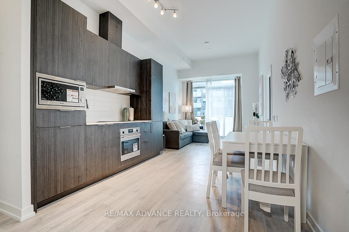 2 Bedrooms Condo at 7 Golden Lion, Toronto For sale