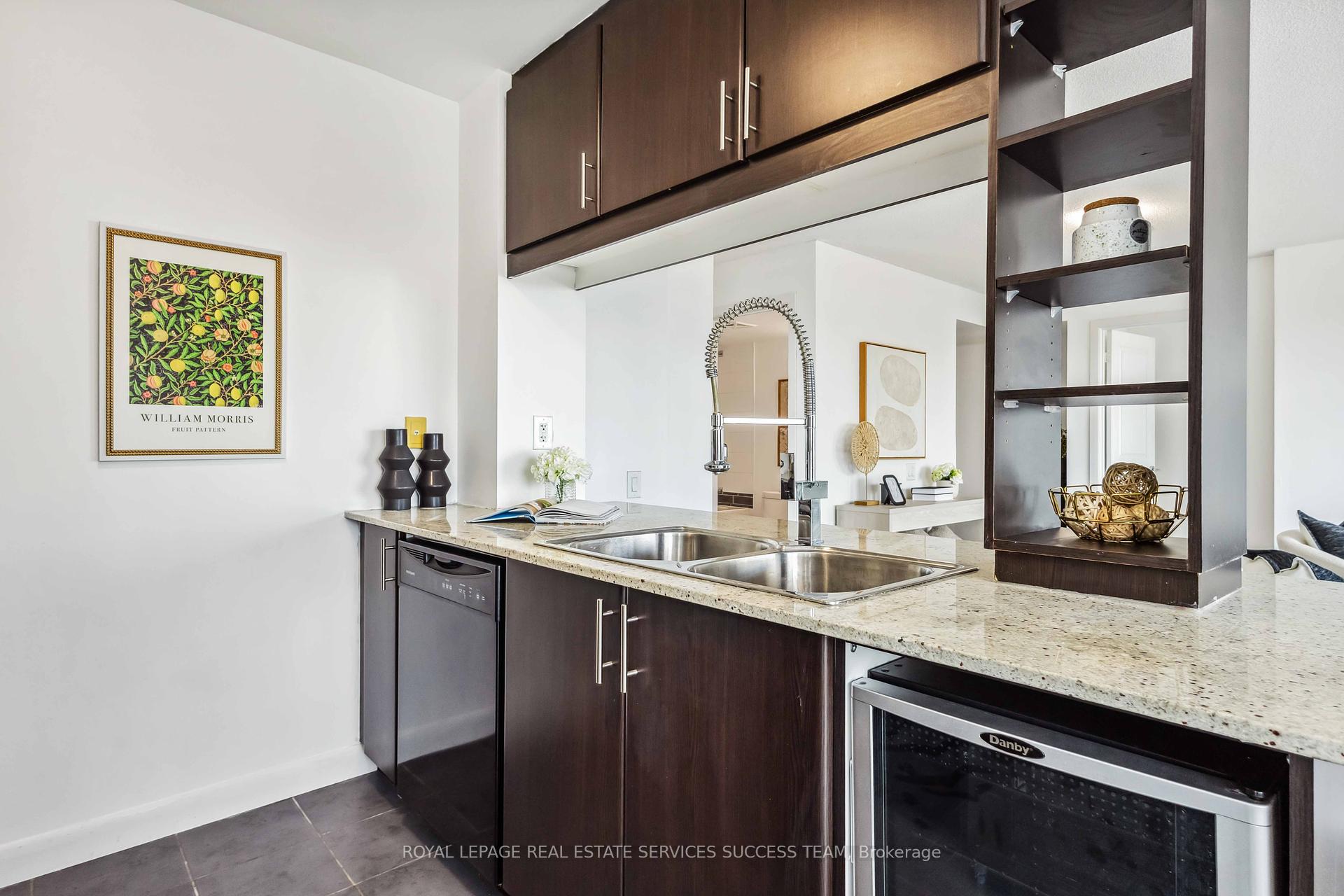 2 Bedrooms Condo at 25 Town Centre,  Toronto For sale