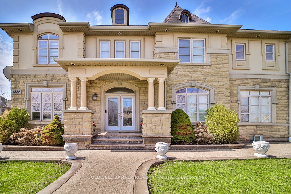 1335 Arrowhead Road, Oakville, ON L6H 0B2