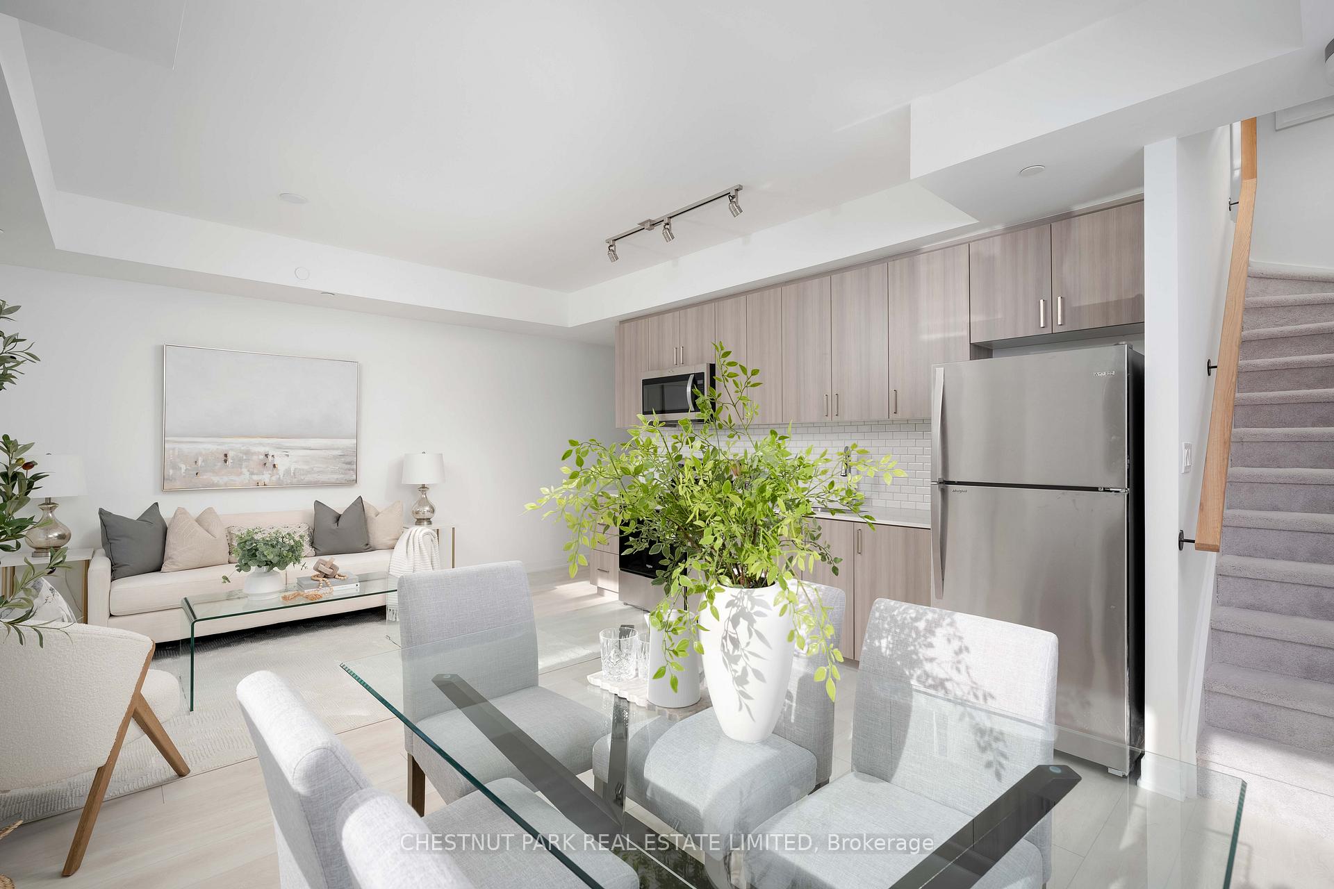 2 Bedrooms Condo at 4045 Hickory, Mississauga For sale