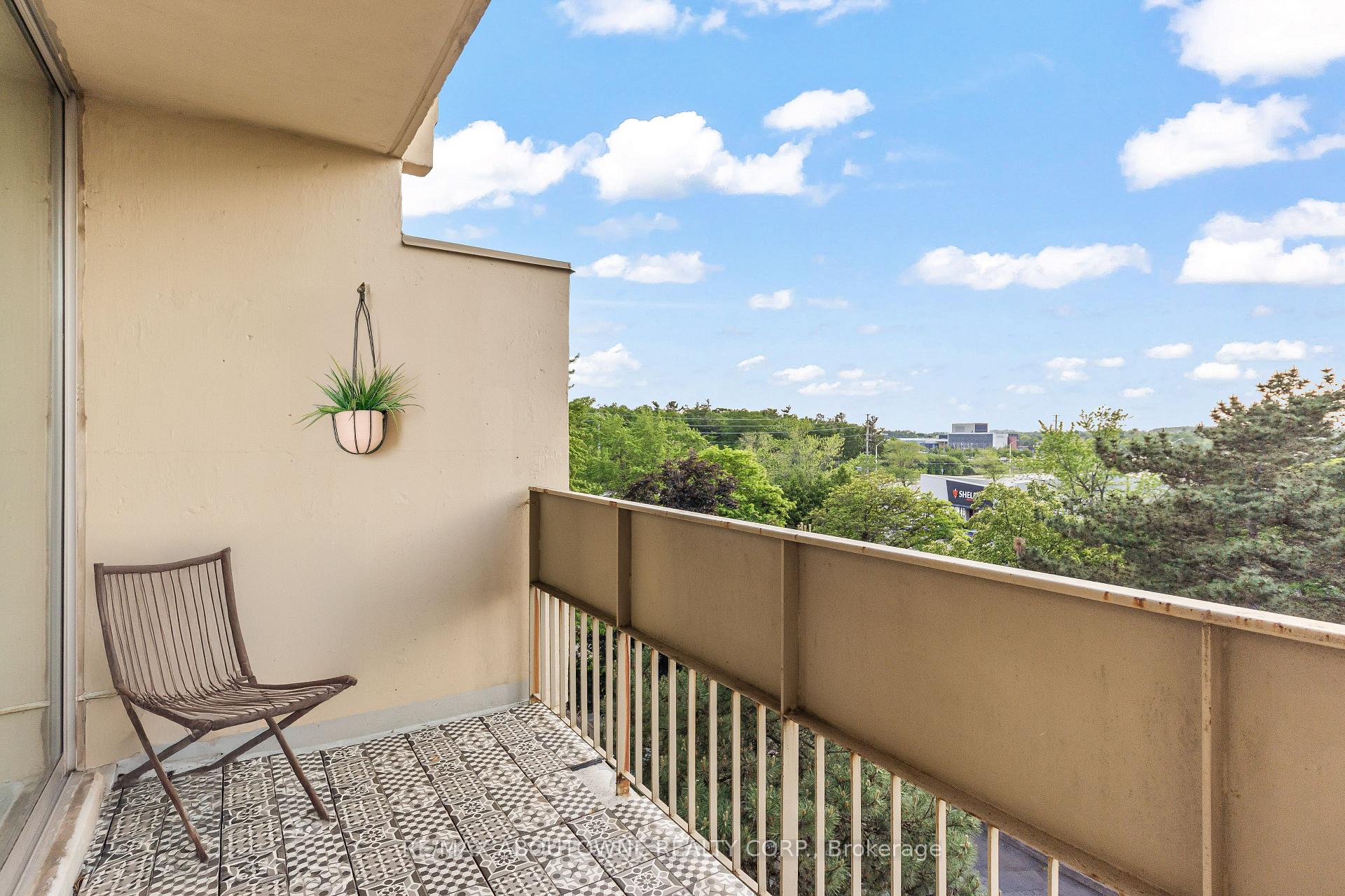 3 Bedrooms Condo at 1300 Marlborough, Oakville For sale