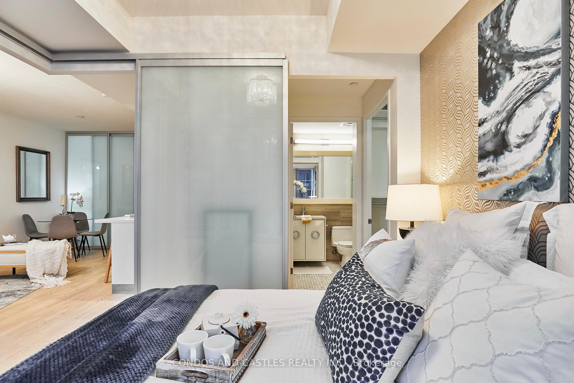 2 Bedrooms Condo at 88 Park Lawn, Toronto For sale
