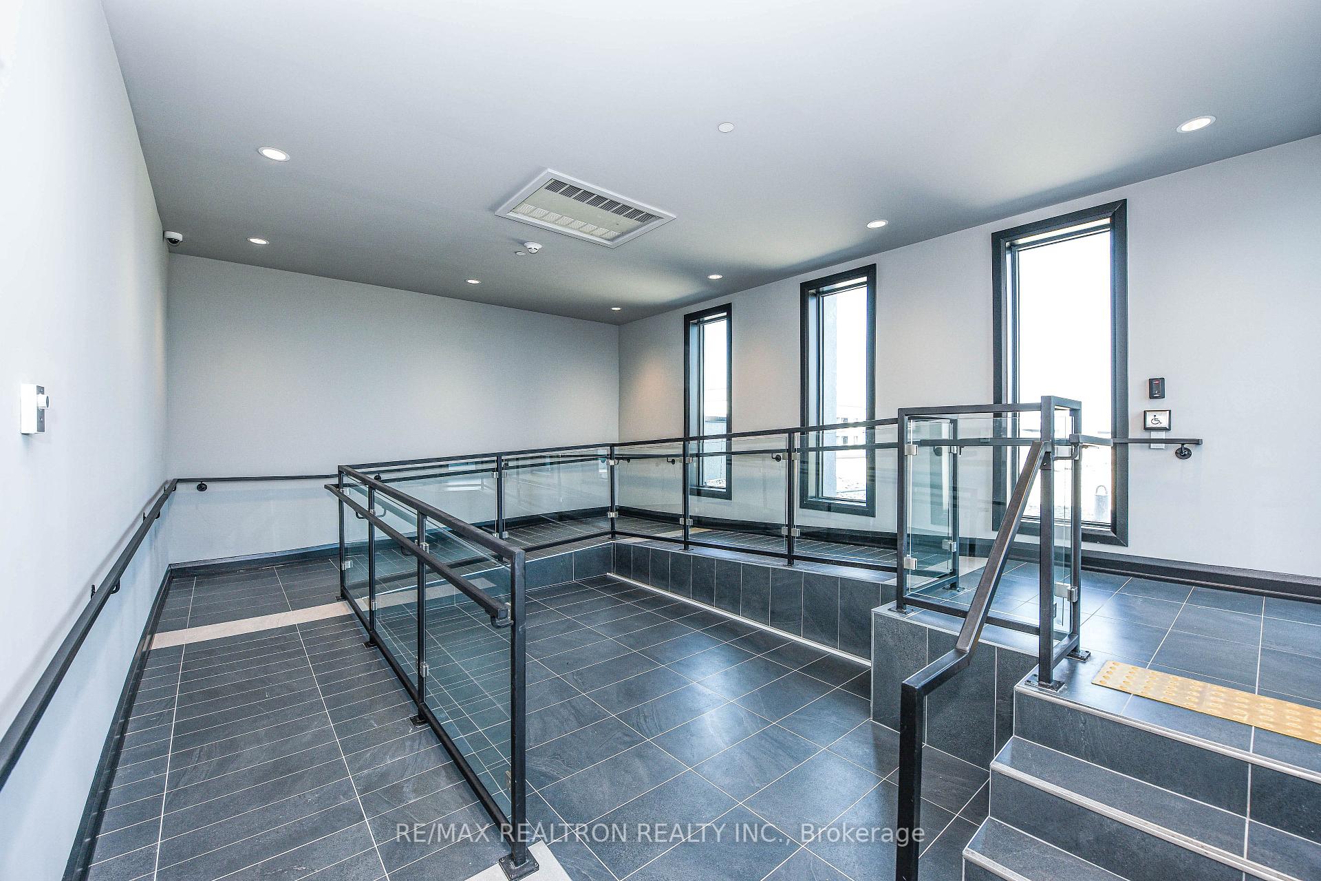 2 Bedrooms Condo at 95 Dundas, Oakville For sale