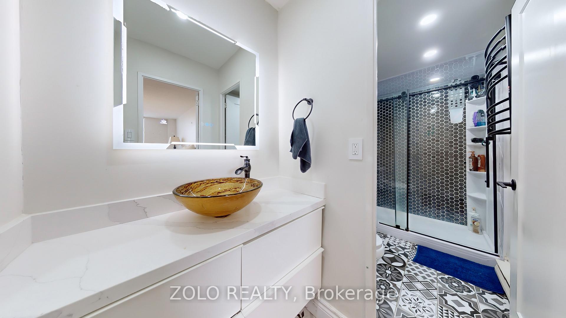 4 Bedrooms Condo at 627 The West Mall, Toronto For sale