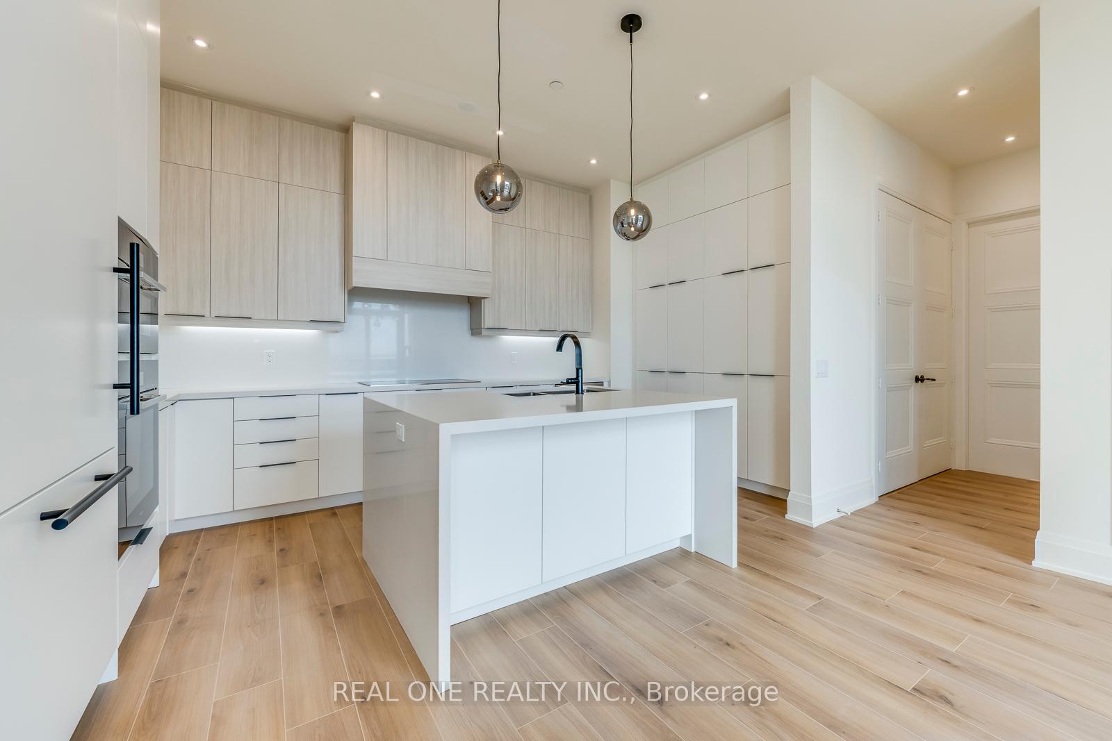 3 Bedrooms Condo at 509 Dundas, Oakville For sale