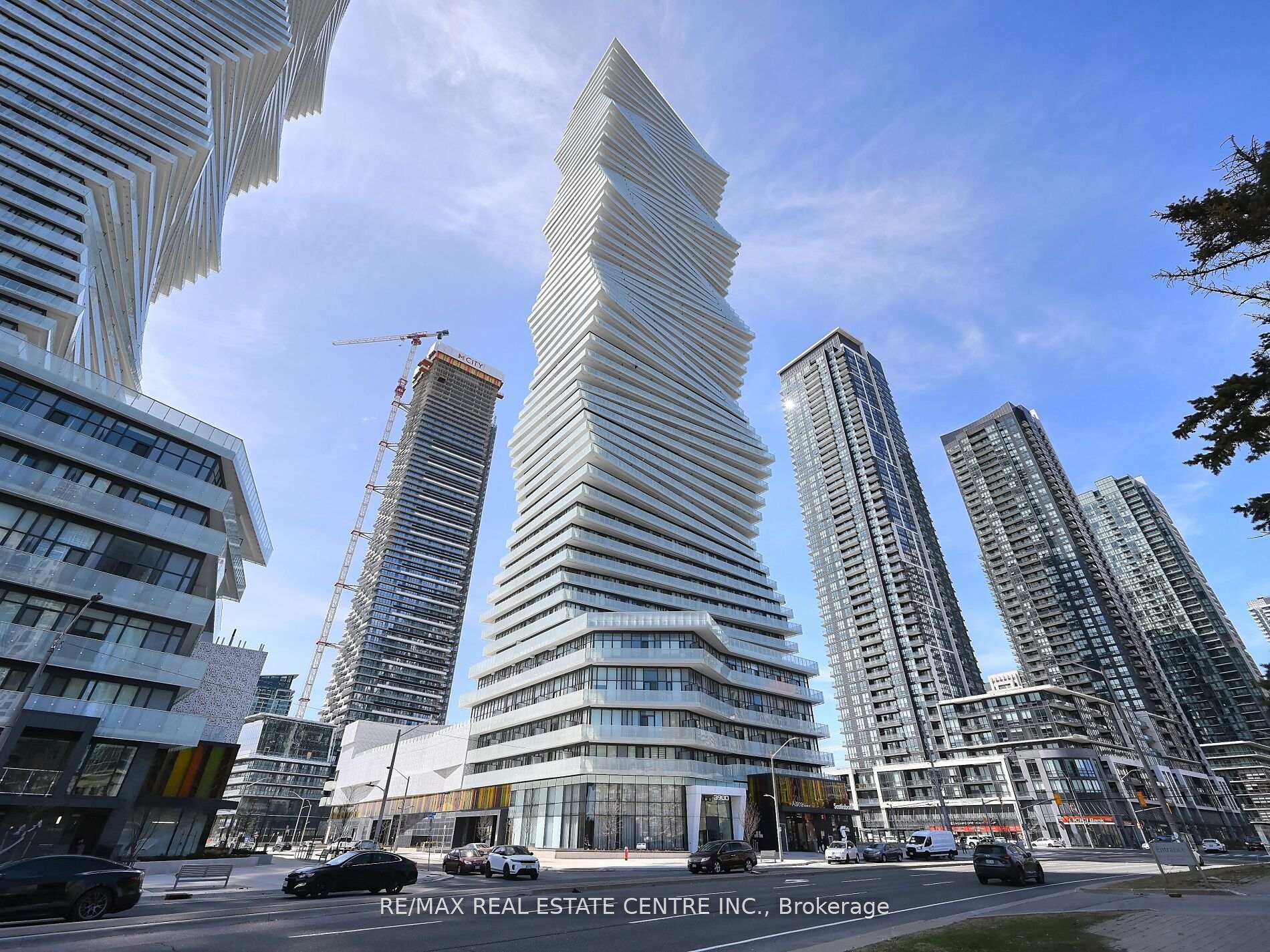 3 Bedrooms Condo at 3900 Confederation, Mississauga For sale