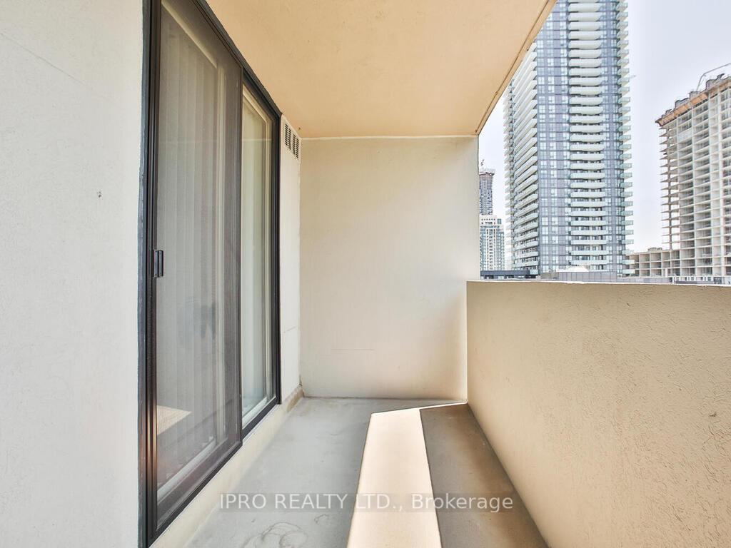 3 Bedrooms Condo at 330 Rathburn, Mississauga For sale
