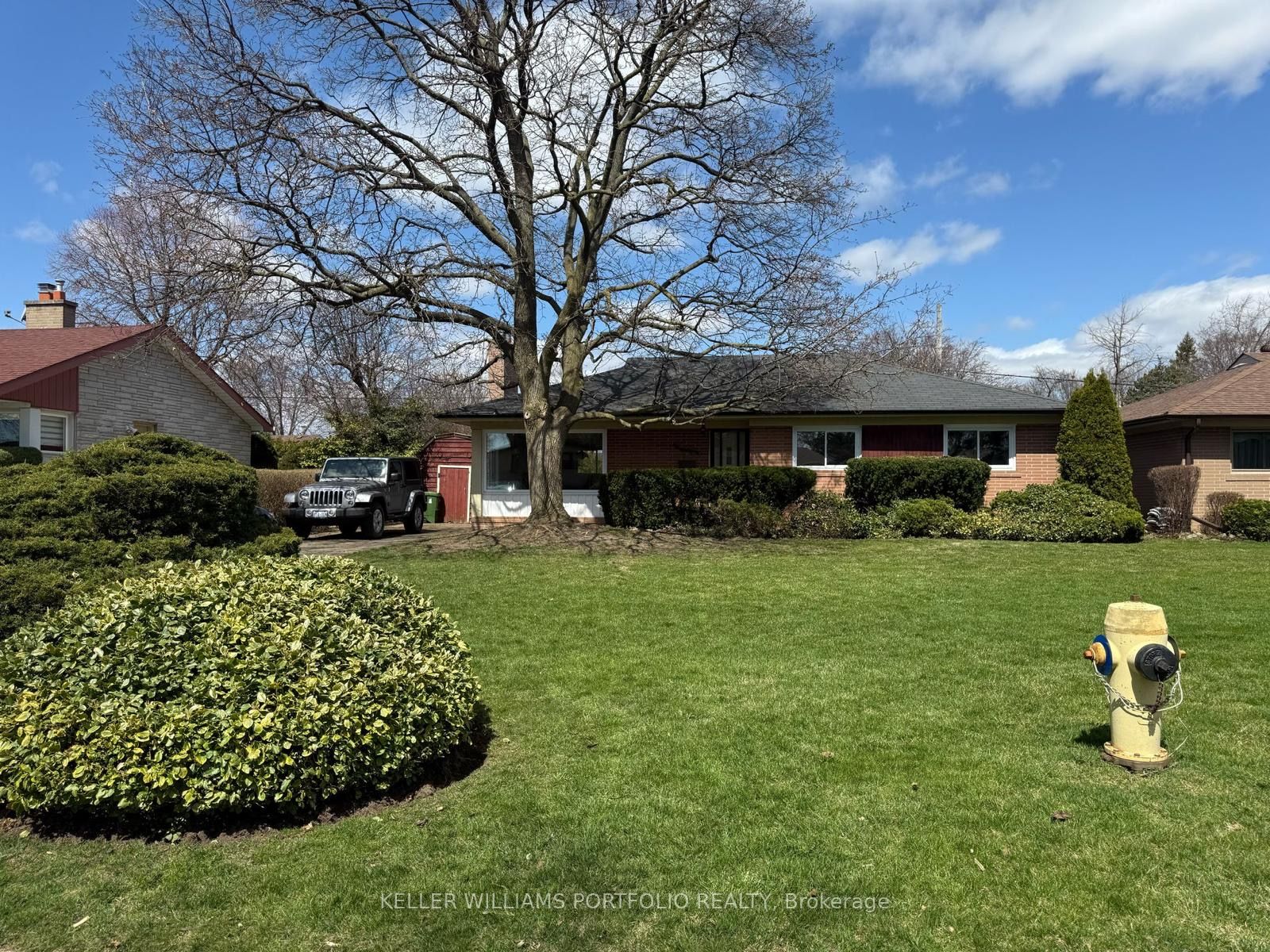 18 Treadgold Crescent, Toronto, ON M3A 1X2
