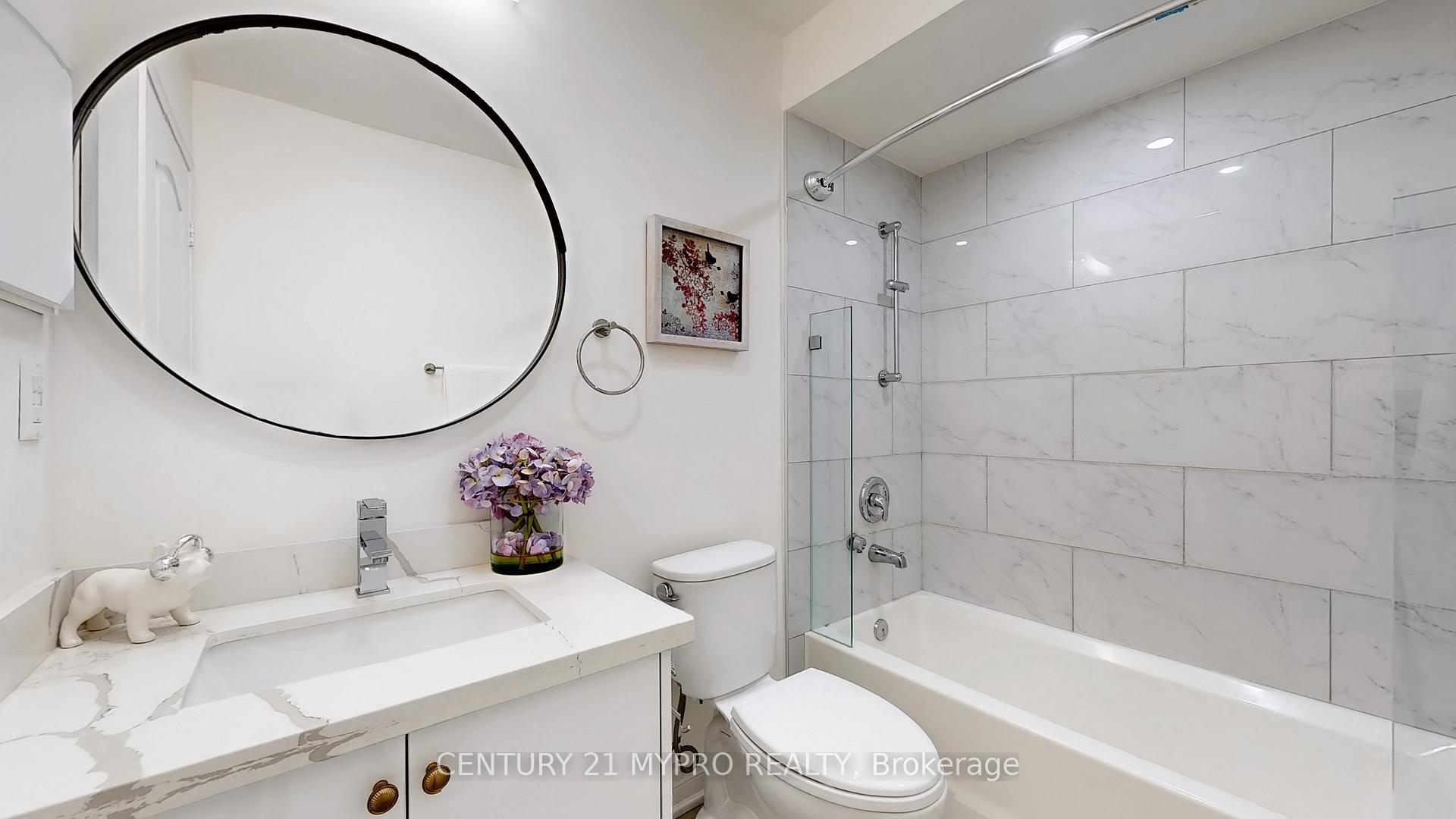 3 Bedrooms Condo at 735 New Westminster,  Vaughan For sale