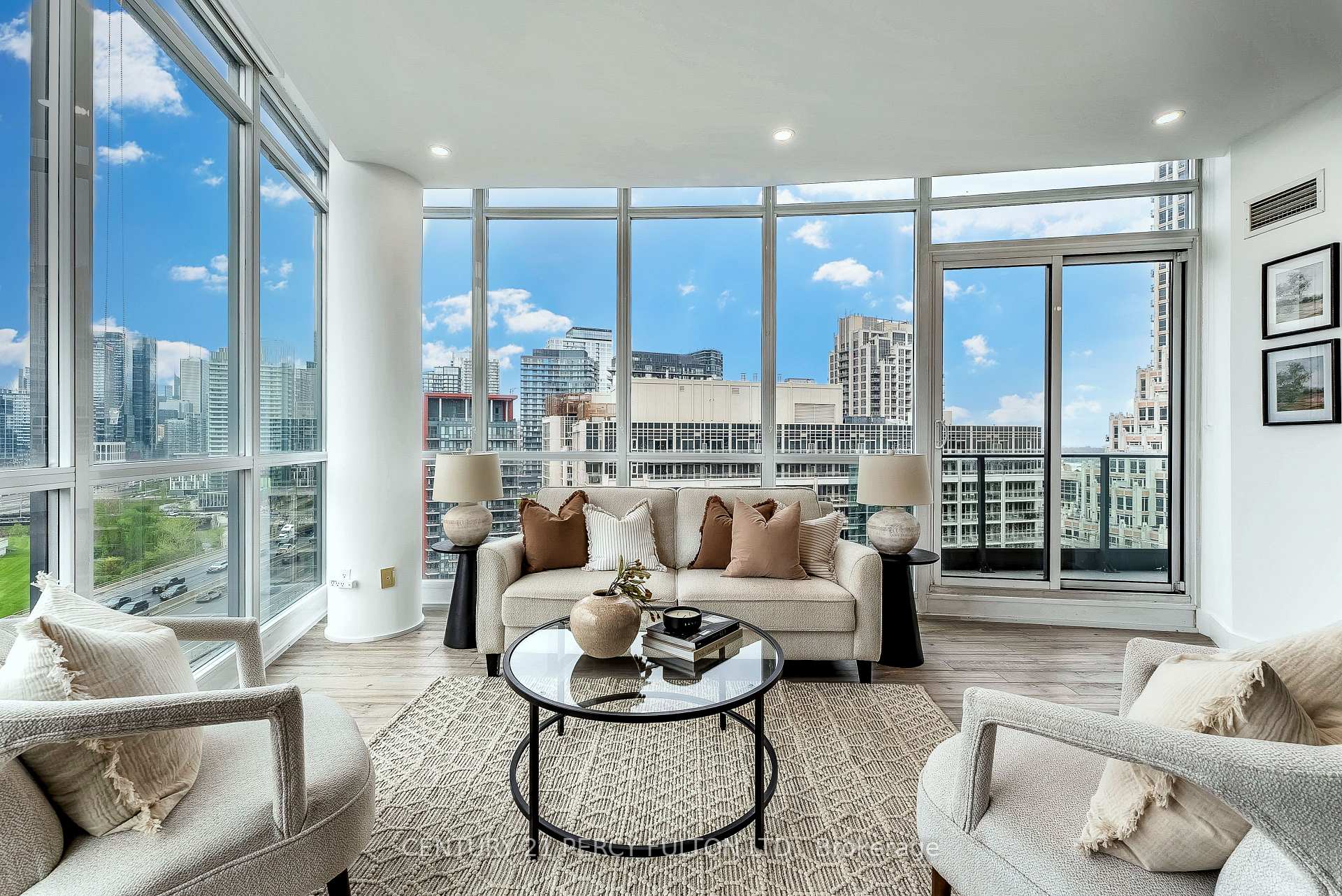 2 Bedrooms Condo at 209 Fort York, Toronto For sale