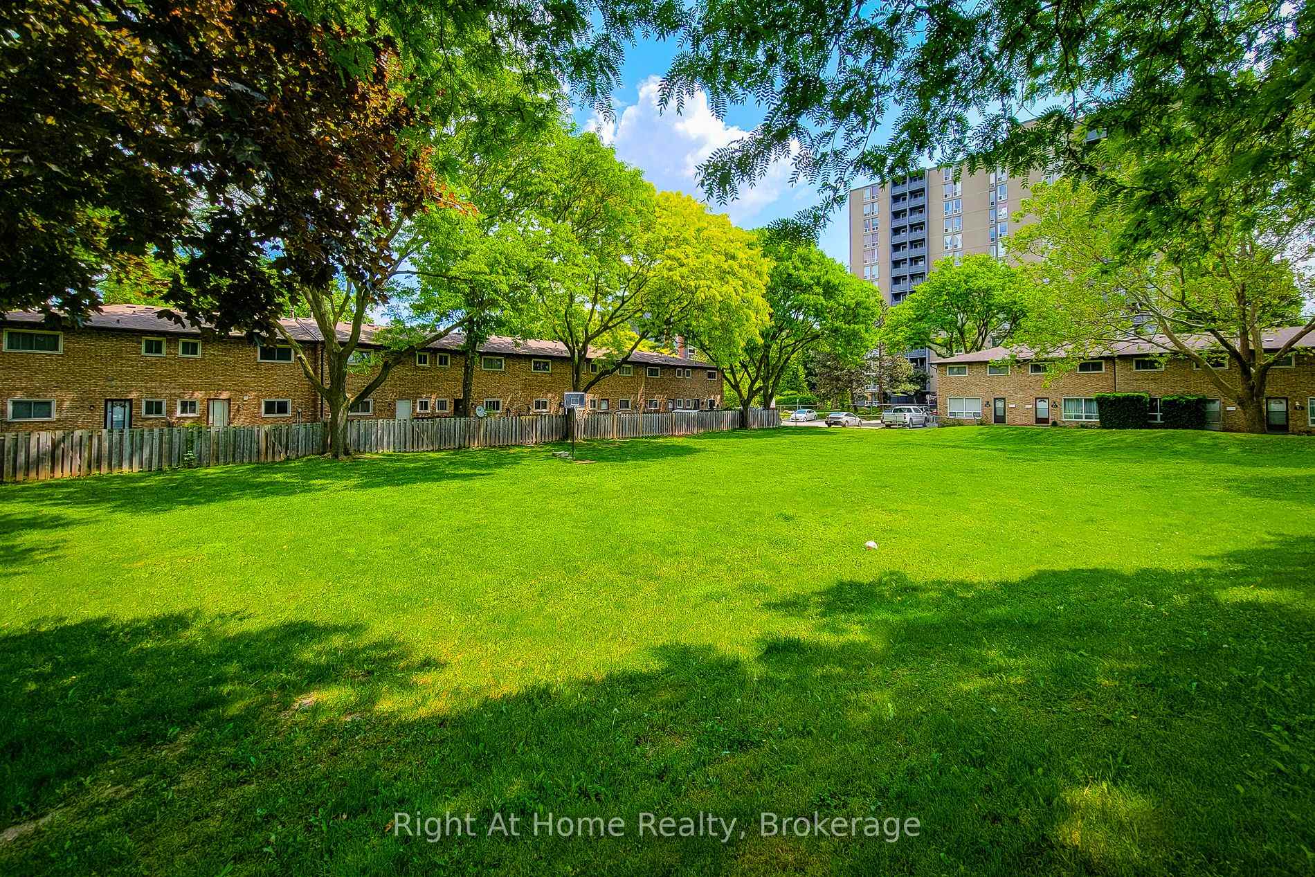 3 Bedrooms Condo at 8 Glenburn, Hamilton For sale