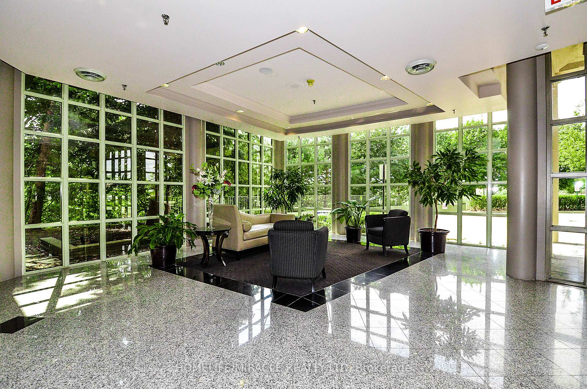 2 Bedrooms Condo at 50 Eglinton, Mississauga For sale