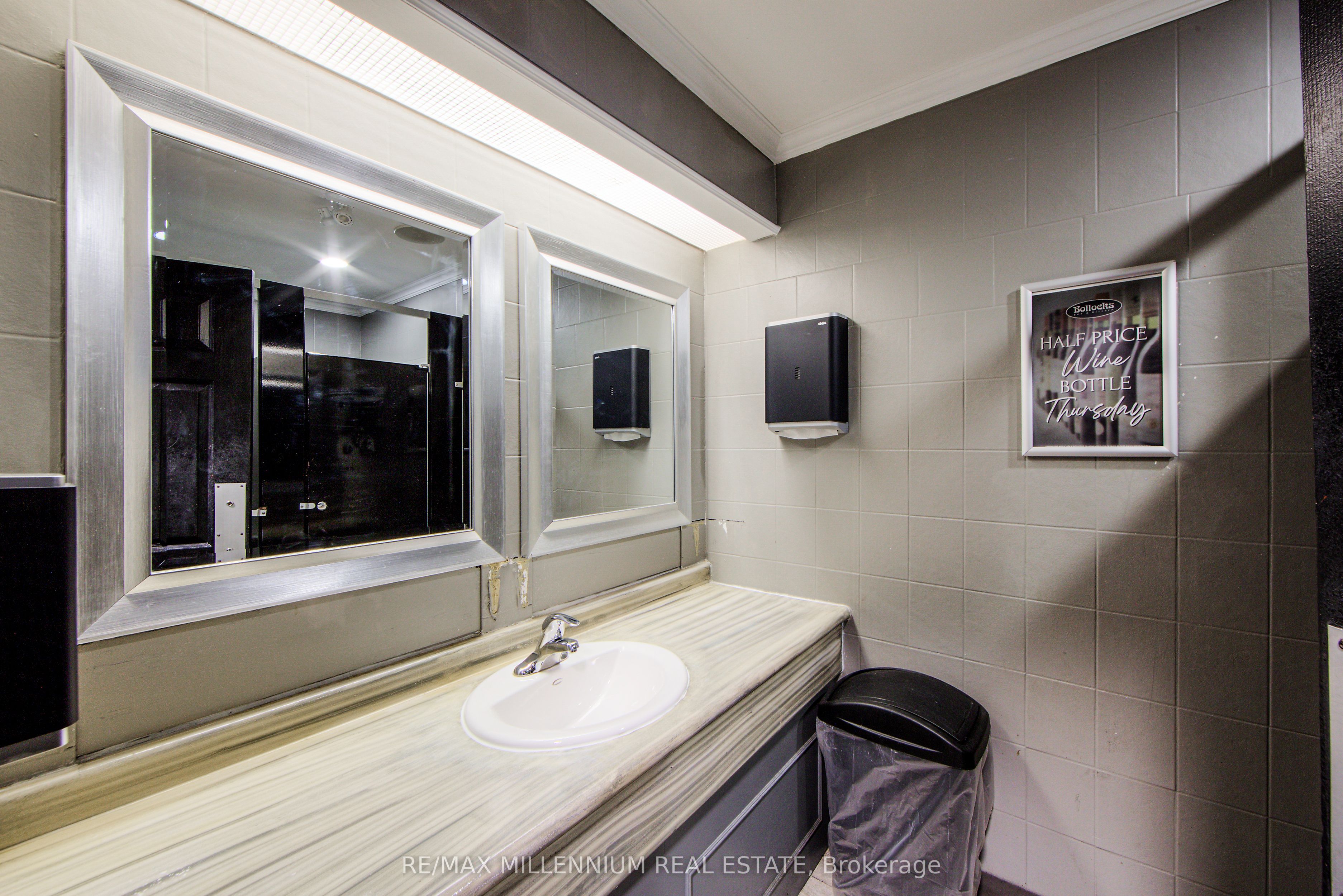 555 Rossland Road E