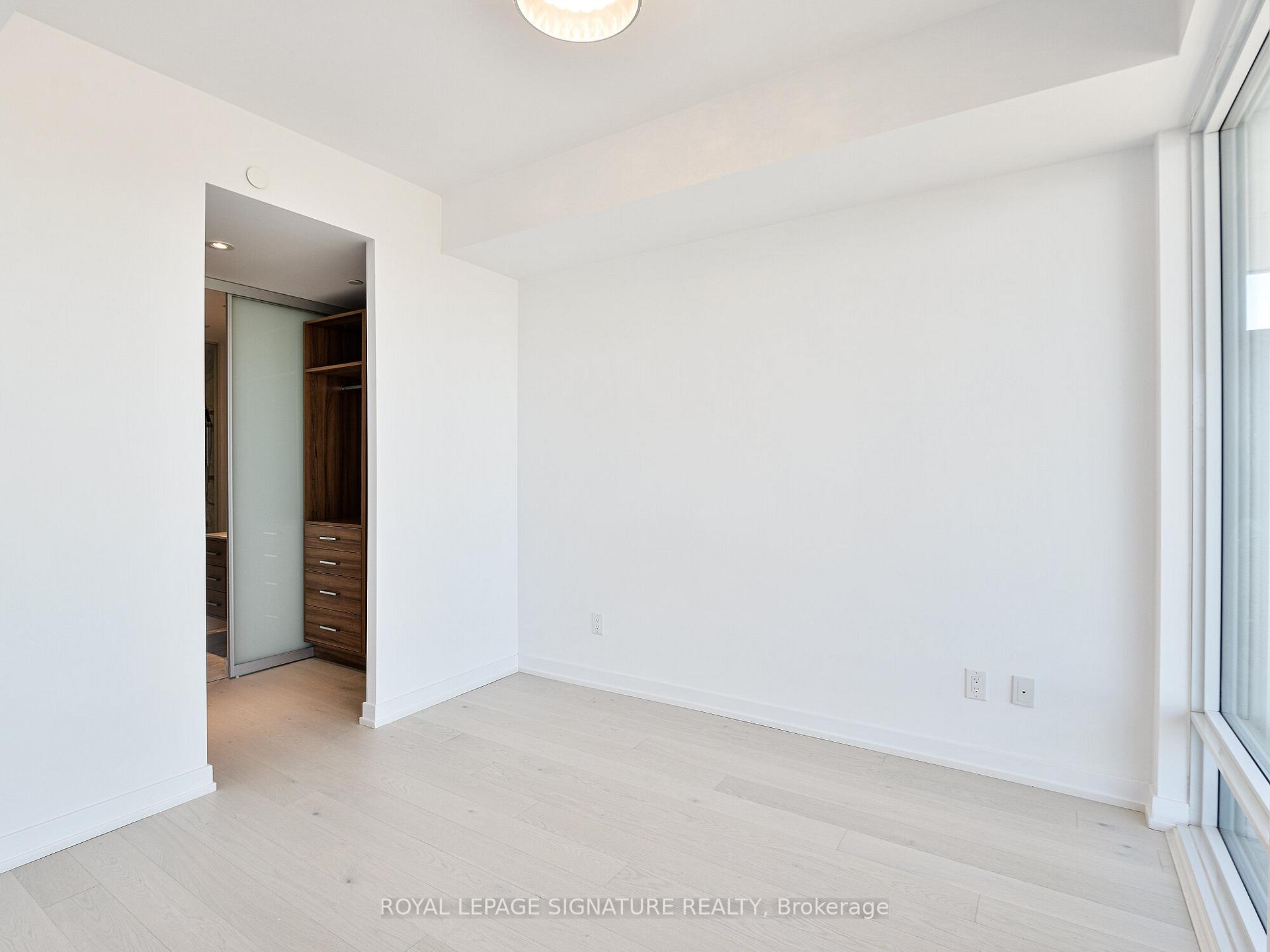 2 Bedrooms Condo at 488 University,  Toronto For sale