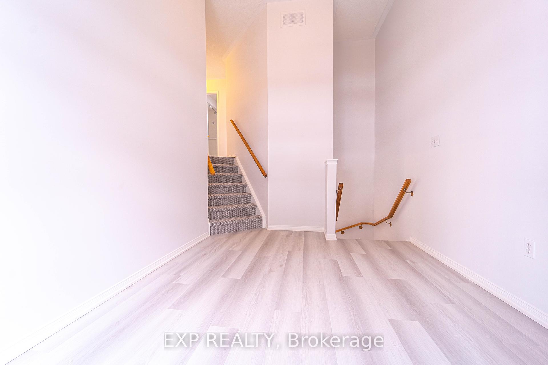 4 Bedrooms Condo at 199 Hillcrest, Mississauga For sale