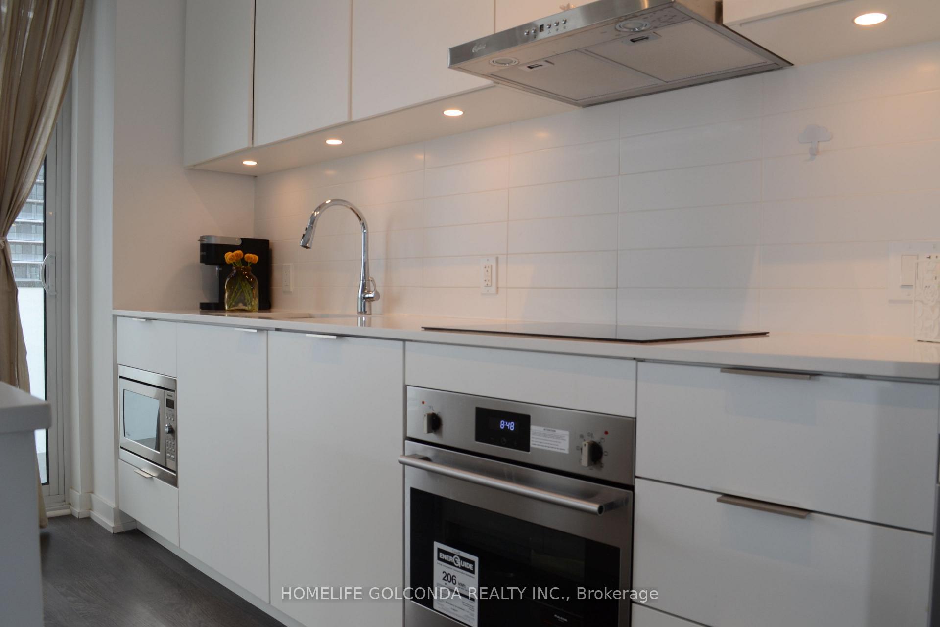3 Bedrooms Condo at 7 Golden Lion,  Toronto For sale