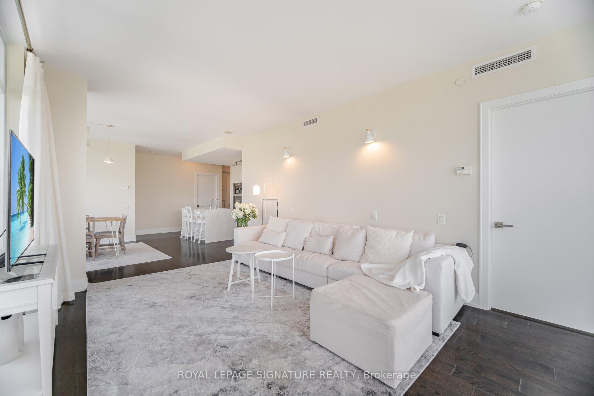 2 Bedrooms Condo at 170 Avenue, Toronto For sale