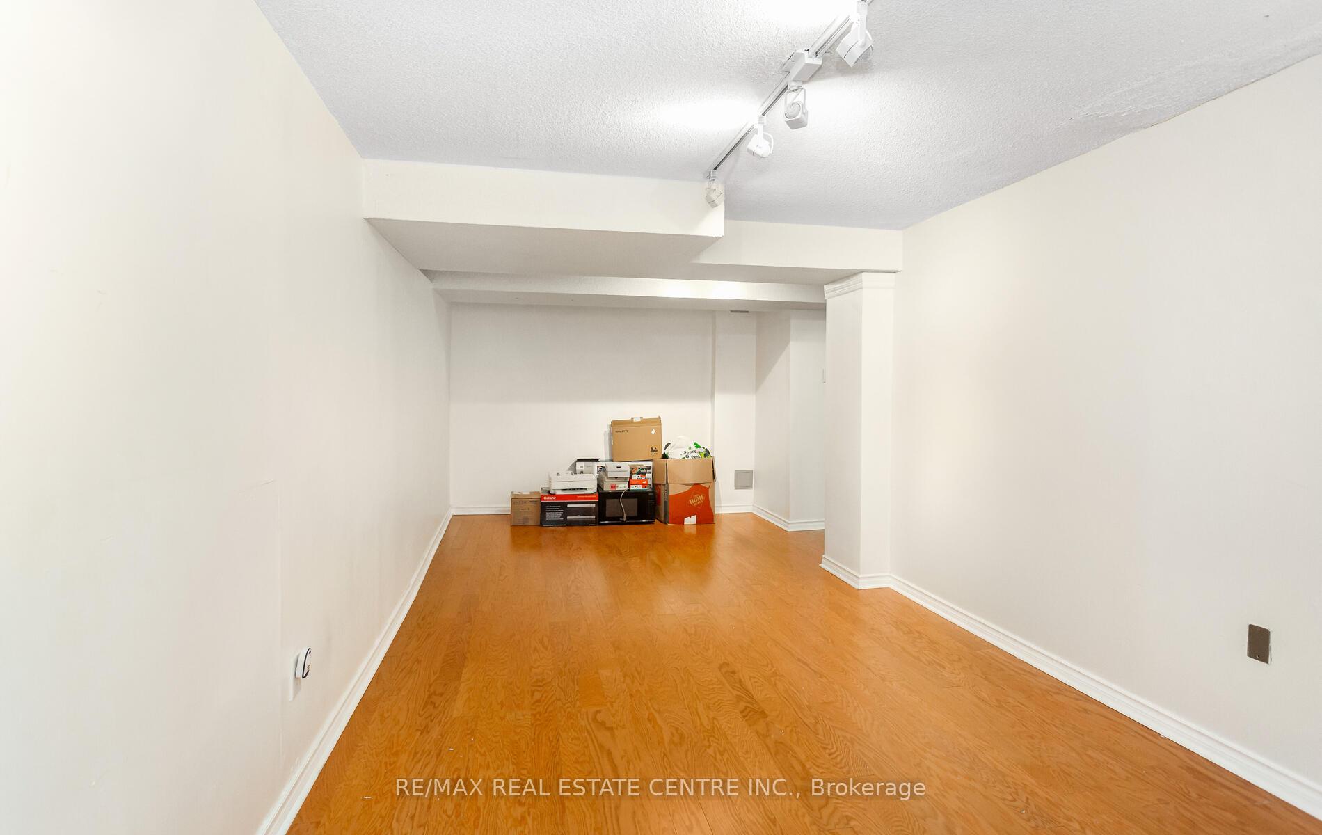 3 Bedrooms Condo at 45 Bristol,  Mississauga For sale