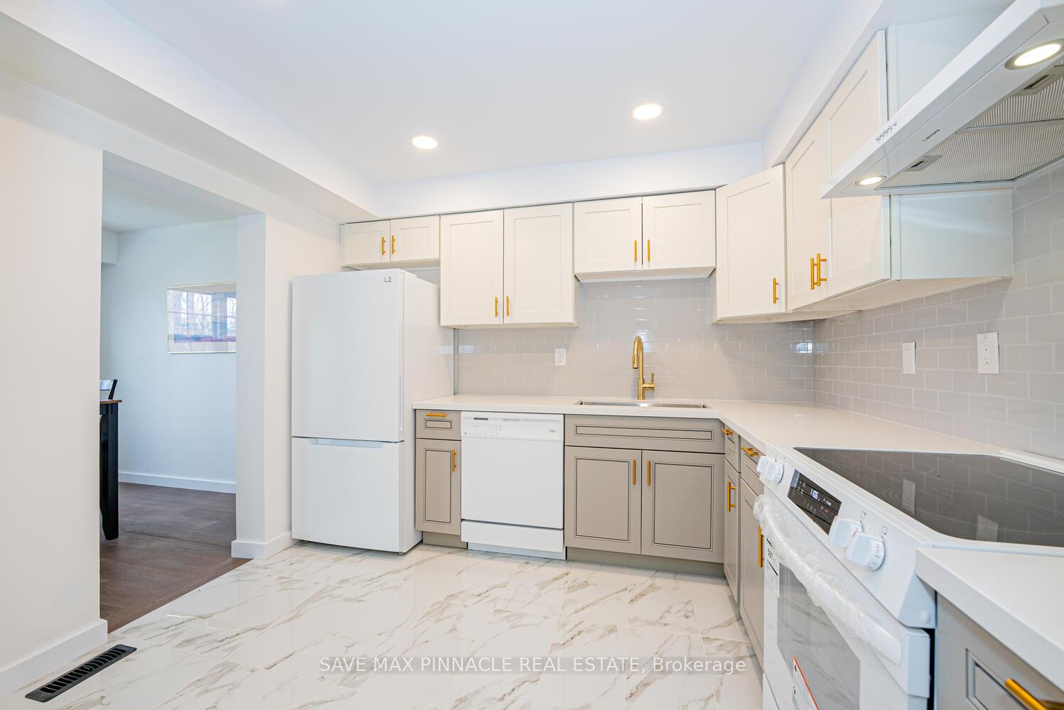 4 Bedrooms Condo at 2120 Rathburn,  Mississauga For sale