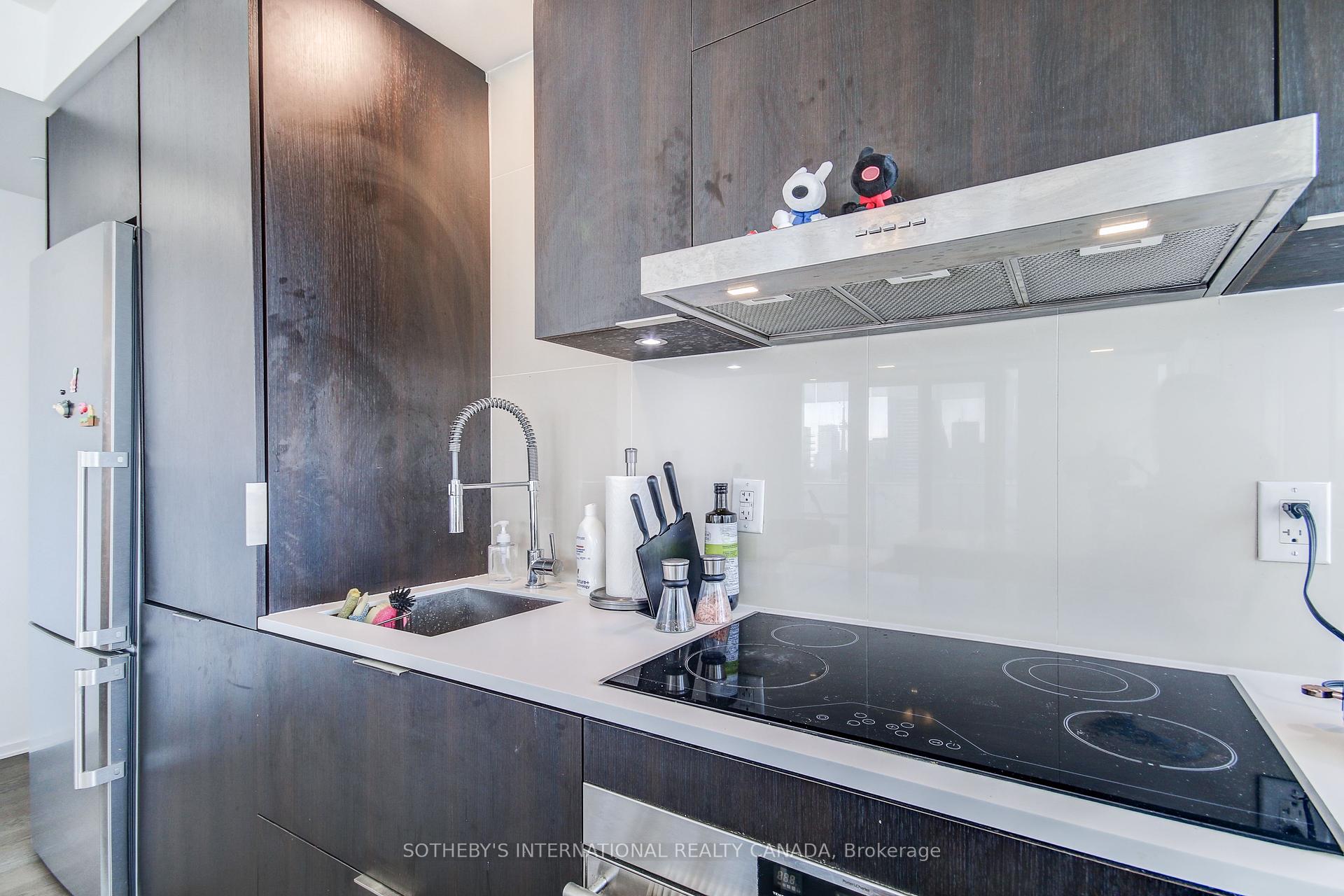 2 Bedrooms Condo at 1 Bloor, Toronto For sale