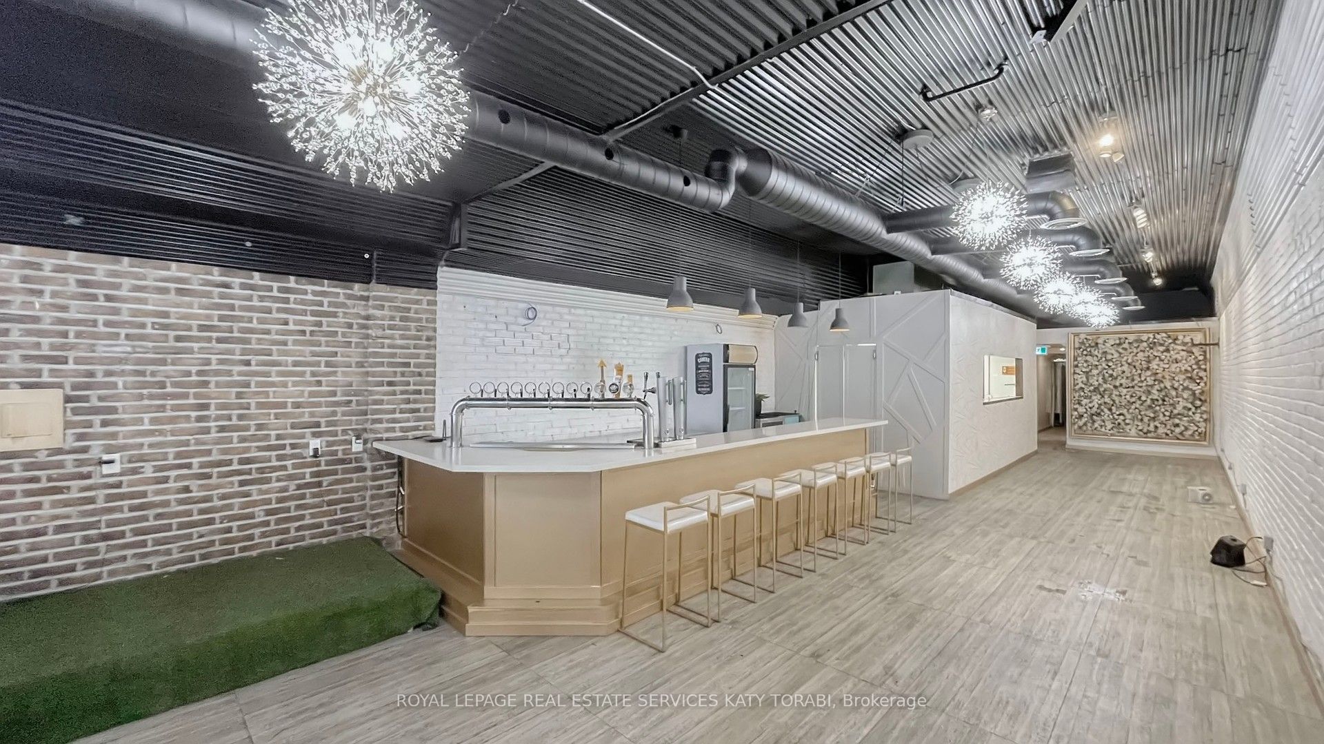 566 Queen Street W