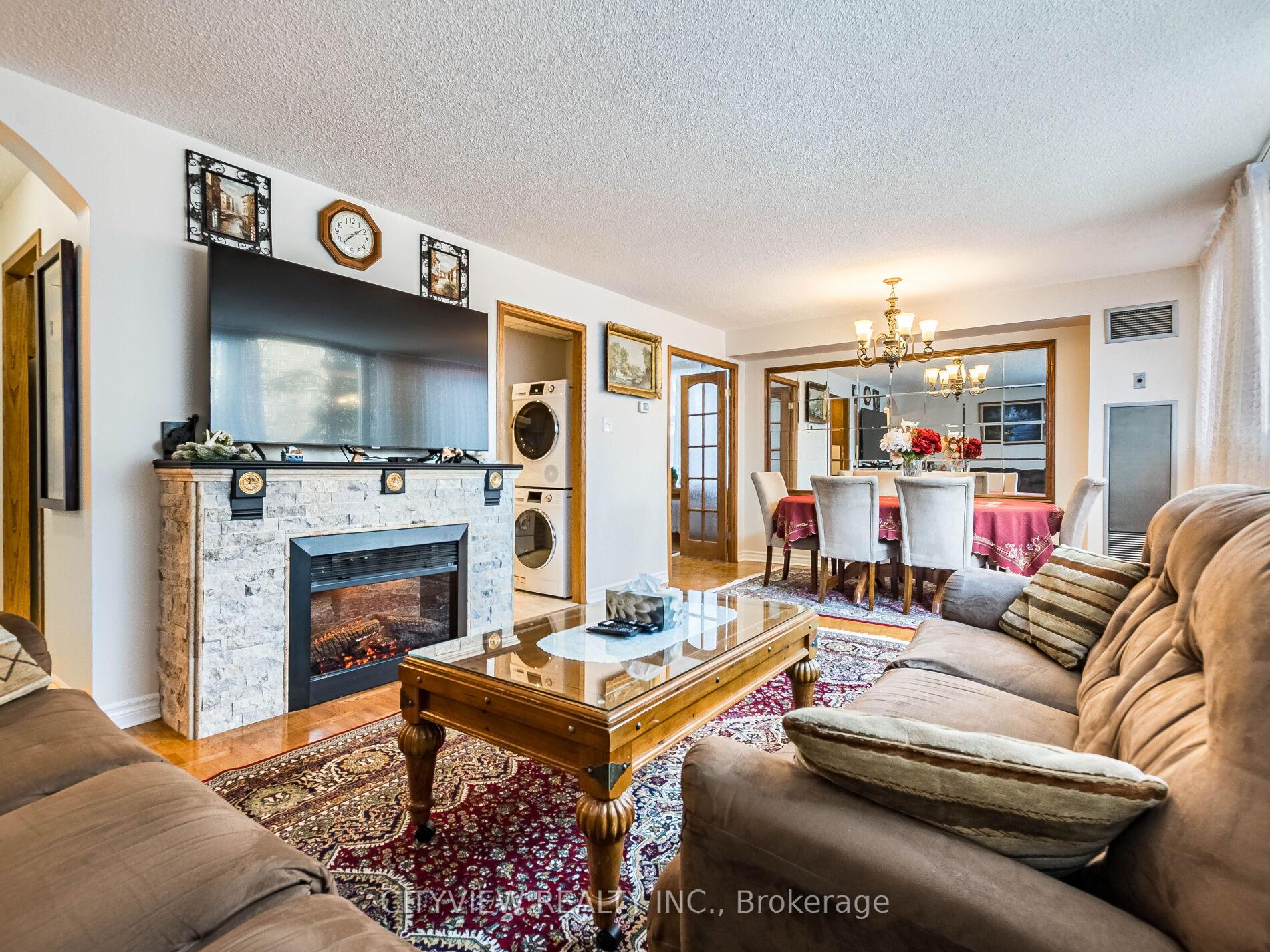 3 Bedrooms Condo at 3700 Kaneff, Mississauga For sale