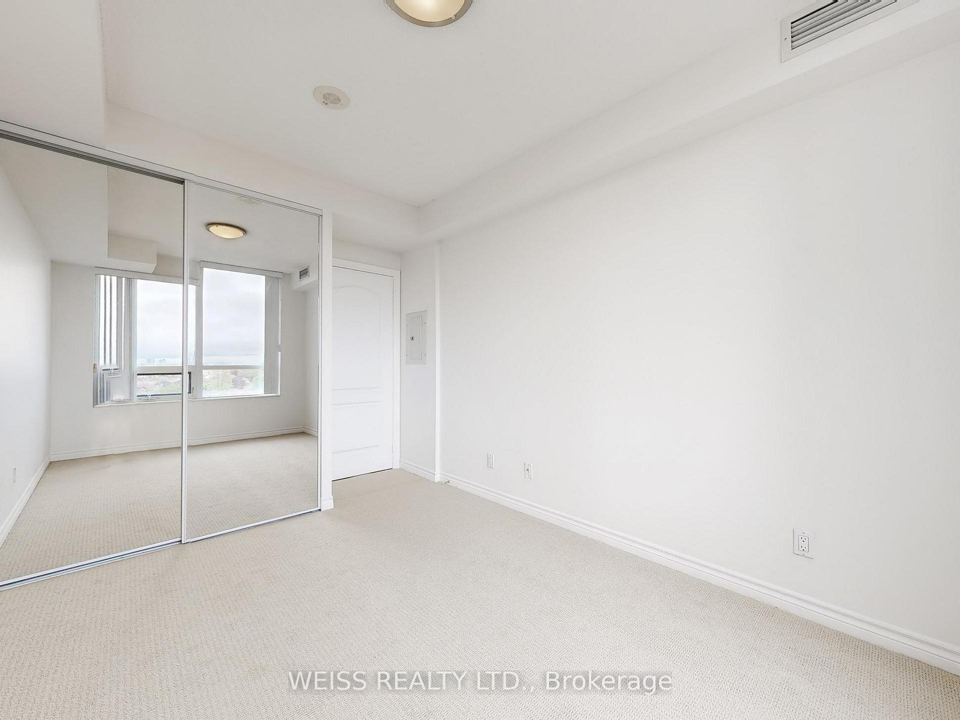 3 Bedrooms Condo at 88 Promenade, Vaughan For sale