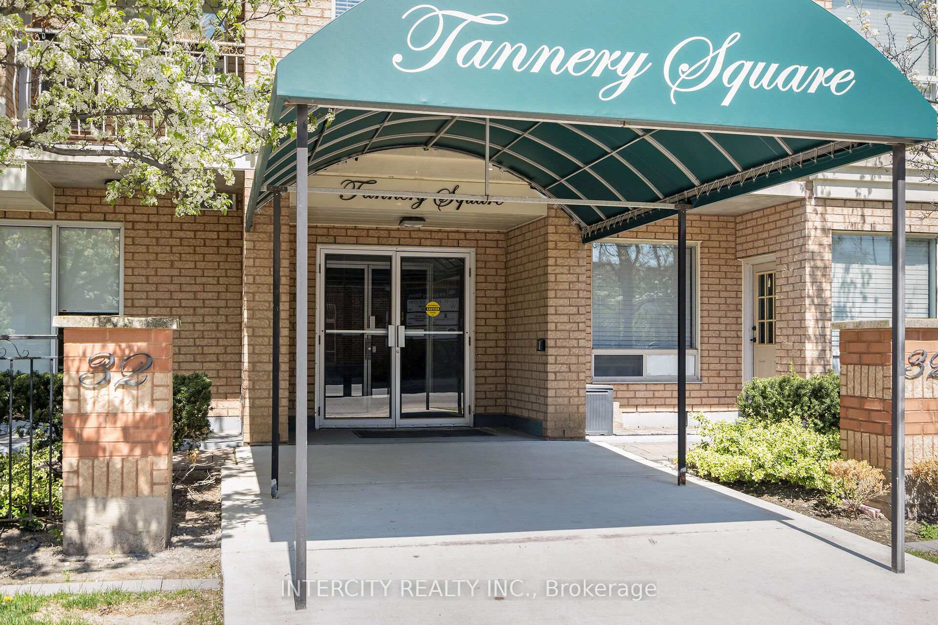 3 Bedrooms Condo at 32 Tannery, Mississauga For sale