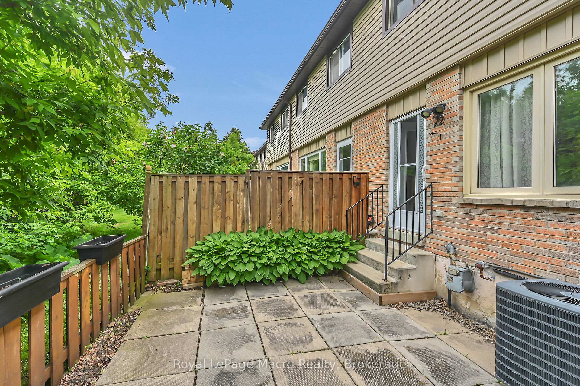 3 Bedrooms Condo at 10 Angus, Hamilton For sale