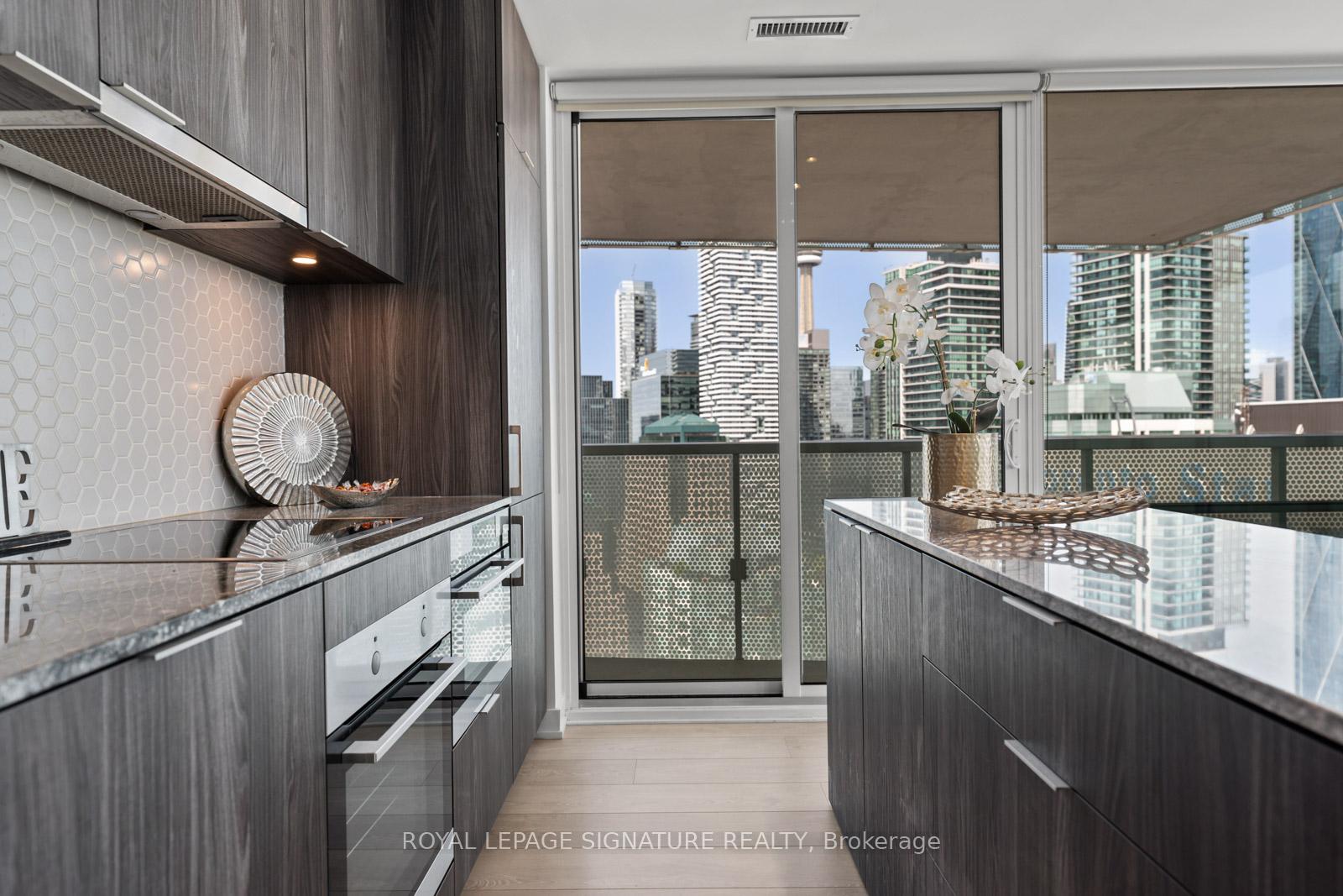 3 Bedrooms Condo at 15 Queens, Toronto For sale