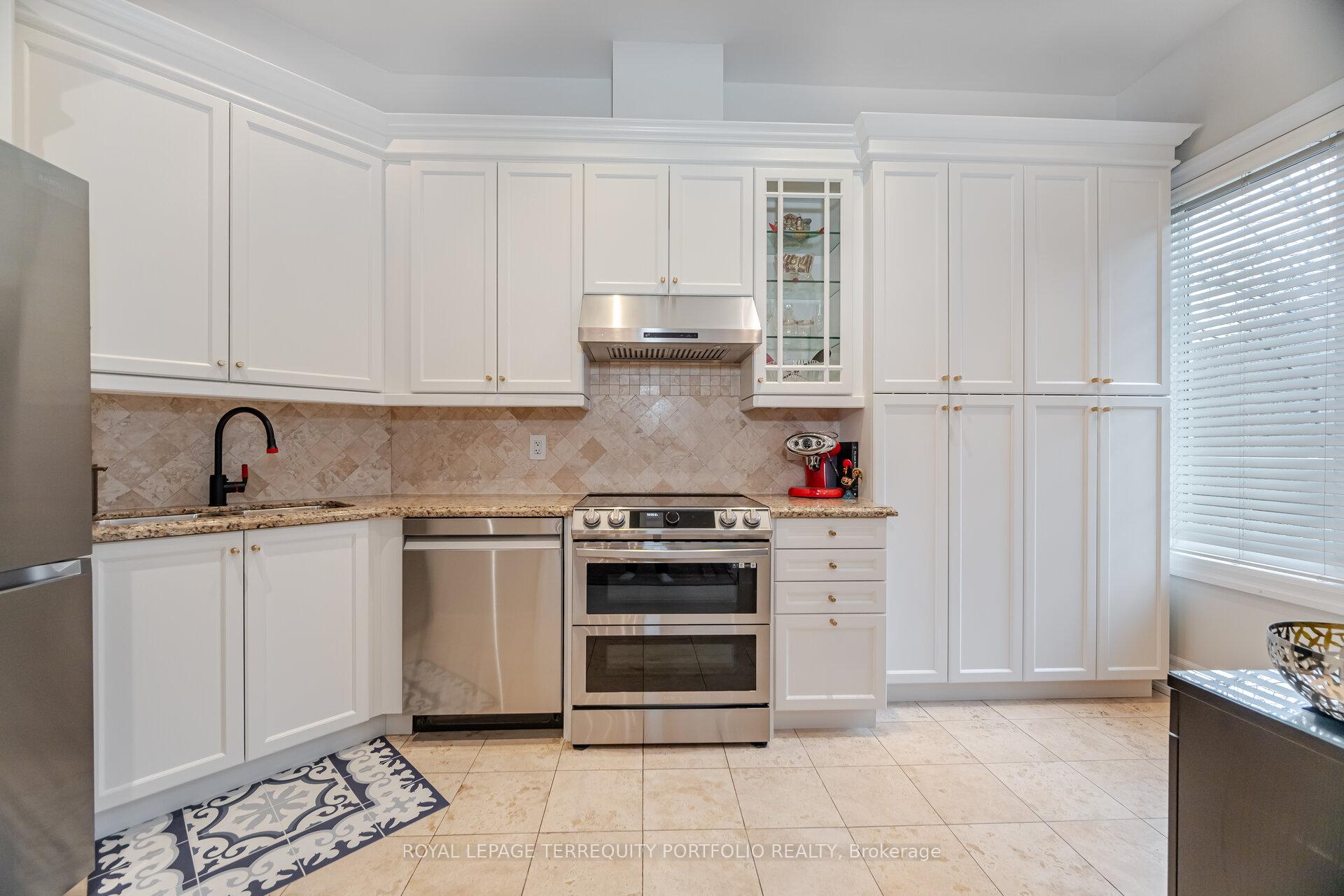 4 Bedrooms Condo at 51 York Mills,  Toronto For sale