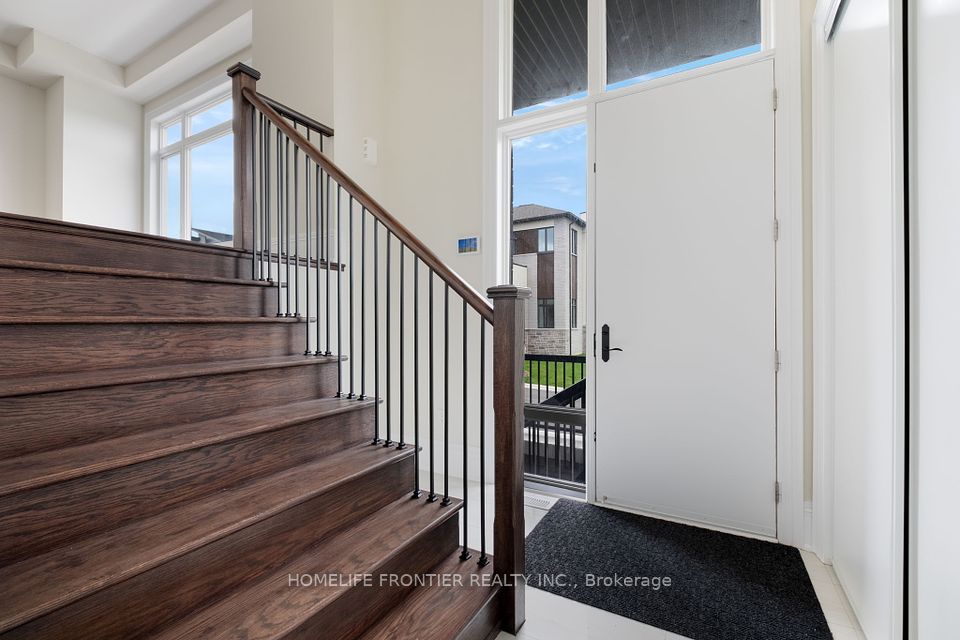 23 Kingwood Lane, Aurora, ON L4G 3Z7