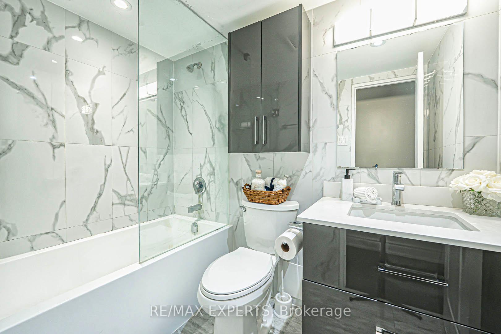 3 Bedrooms Condo at 1625 Bloor, Mississauga For sale