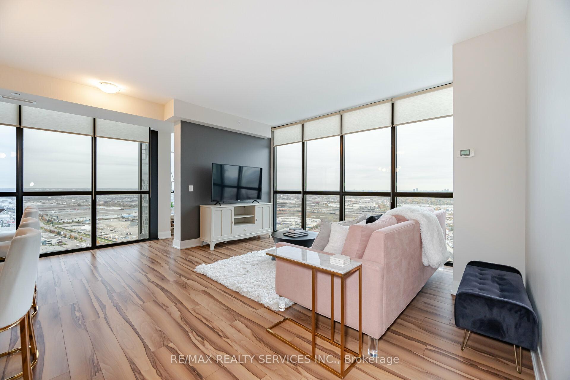 3 Bedrooms Condo at 2900 Highway 7, Vaughan For sale