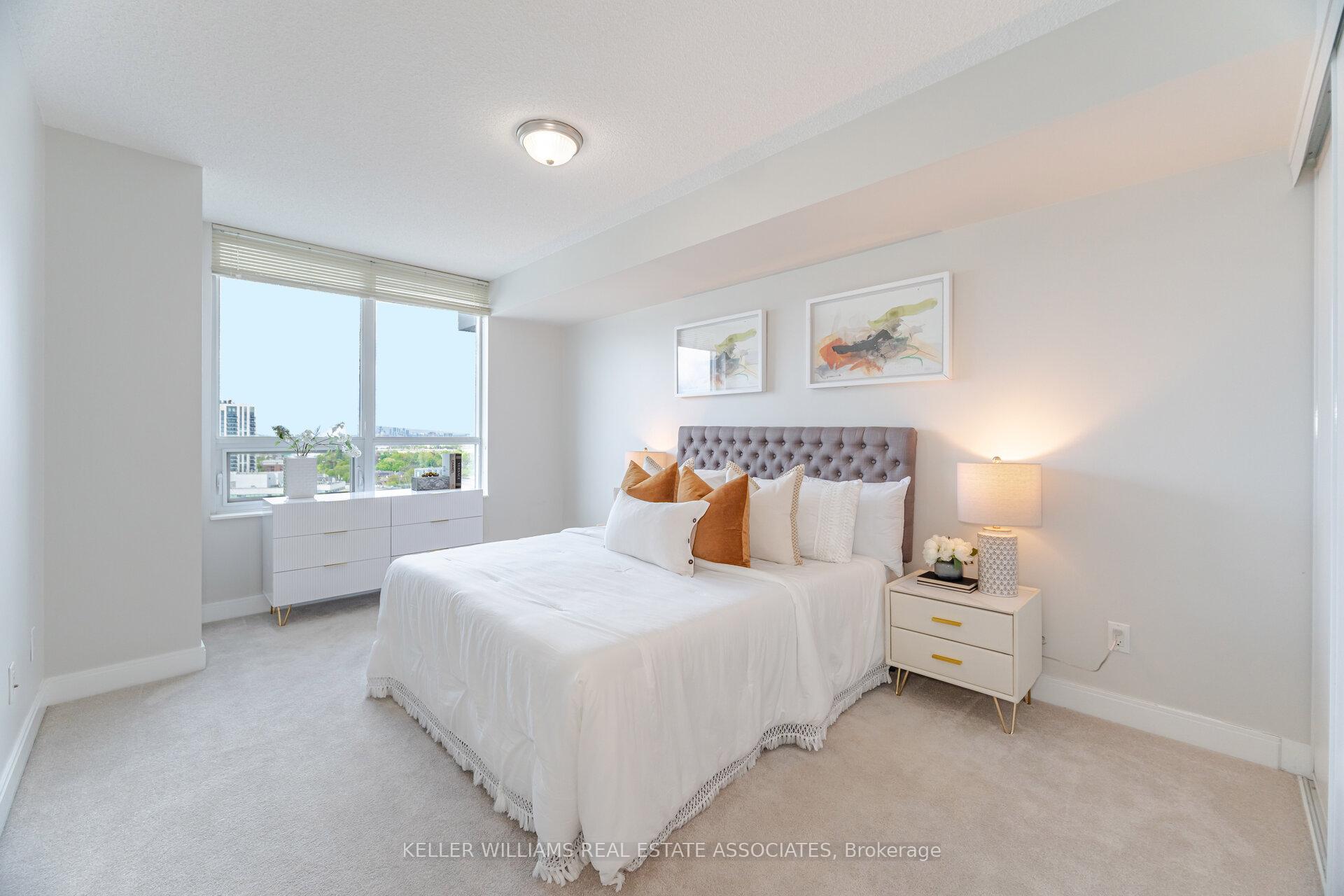 2 Bedrooms Condo at 35 Viking, Toronto For sale