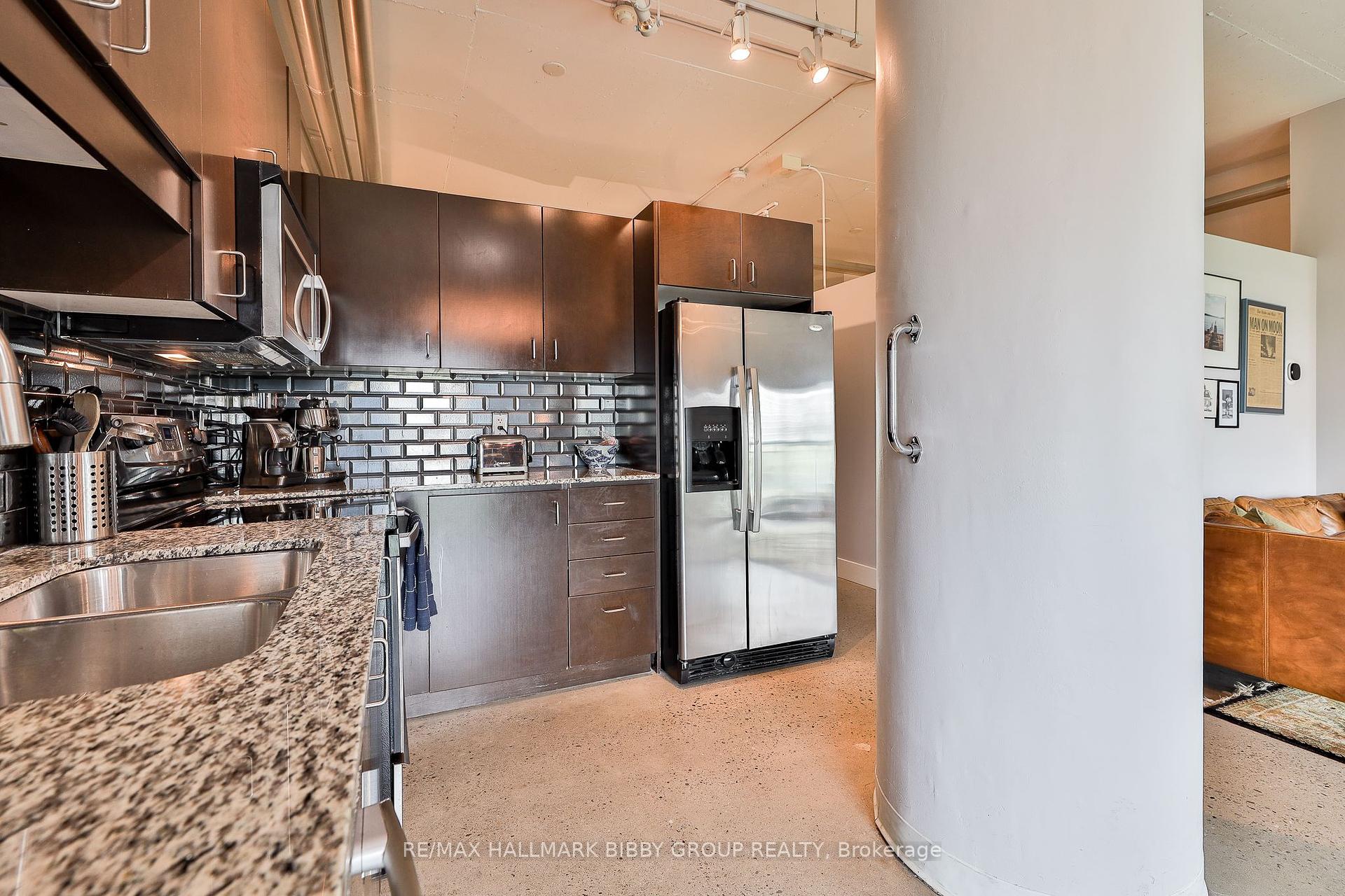 2 Bedrooms Condo at 2 Fieldway, Toronto For sale